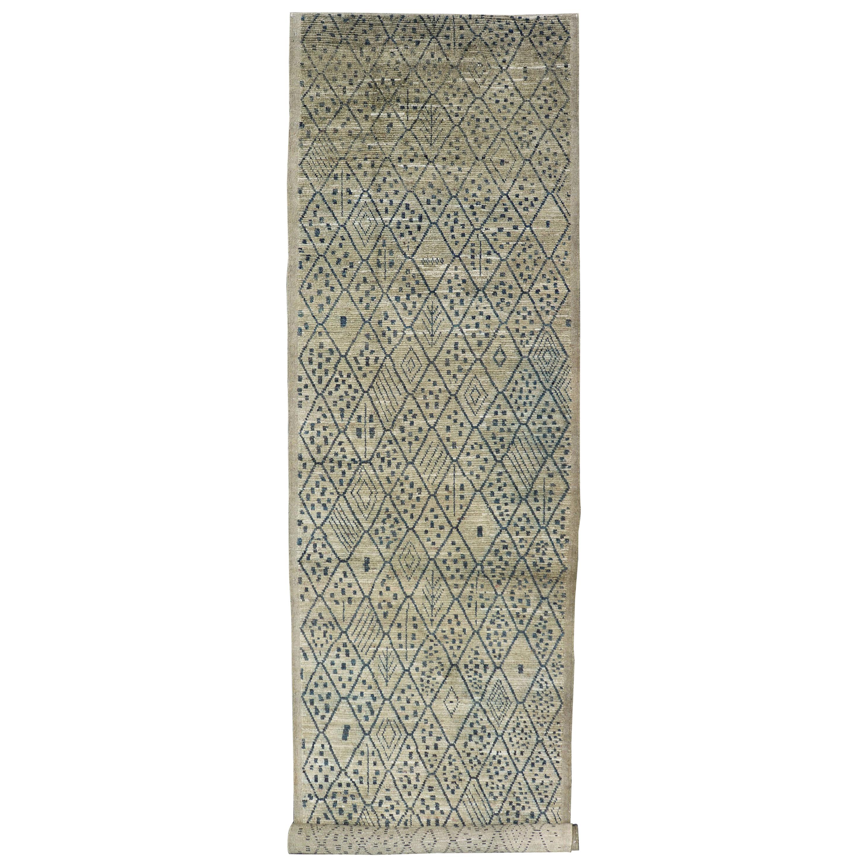 Long tapis de couloir moderne galerie avec motif marocain tribal en jaune, vert et bleu