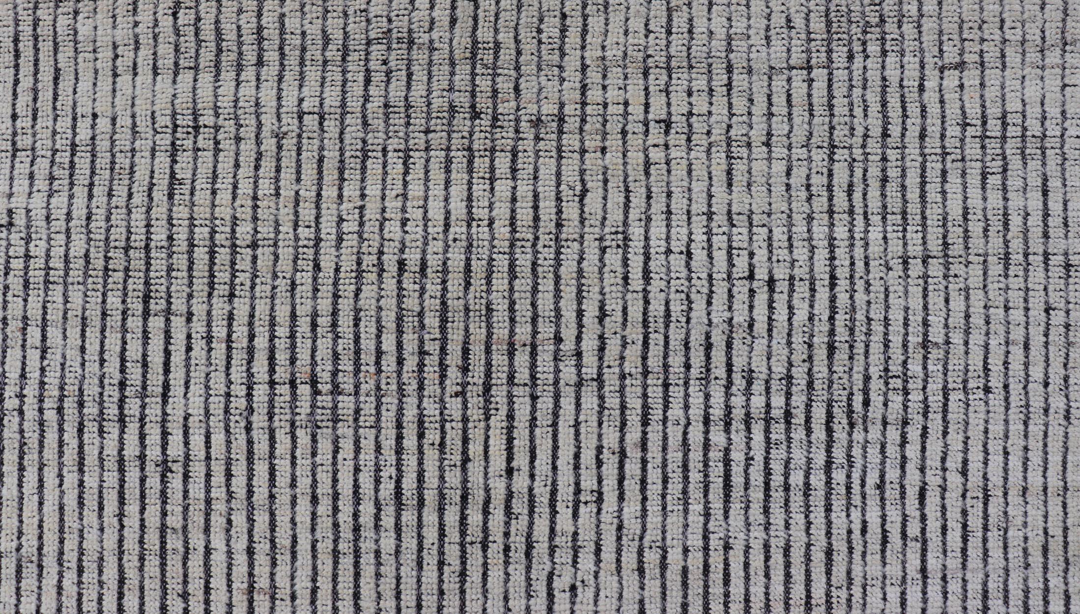 Moderner Galerieteppich mit weißem und schwarzem Hintergrund und strukturierter Textur im Angebot 3