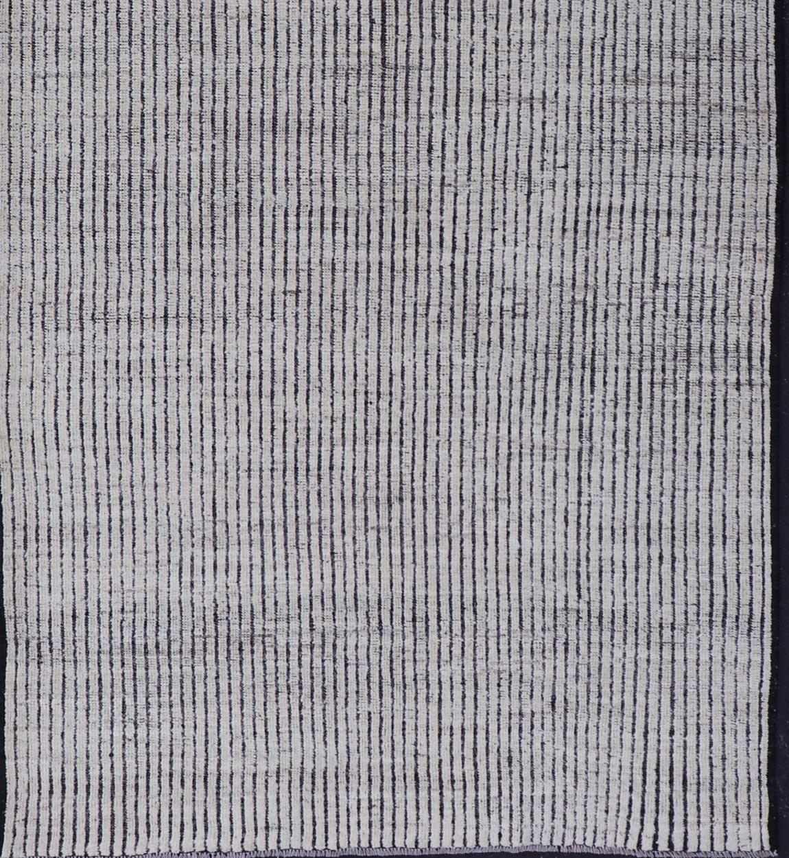 Modern Gallery Rug in White and Black background and Distressed Texture In New Condition For Sale In Atlanta, GA