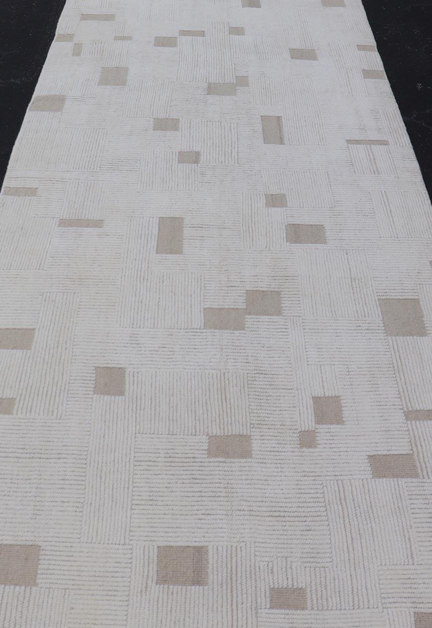 Tappeto Gallery moderno con un sottile disegno a griglia in morbido avorio e taupe 5'4 x 12'8 in vendita 3