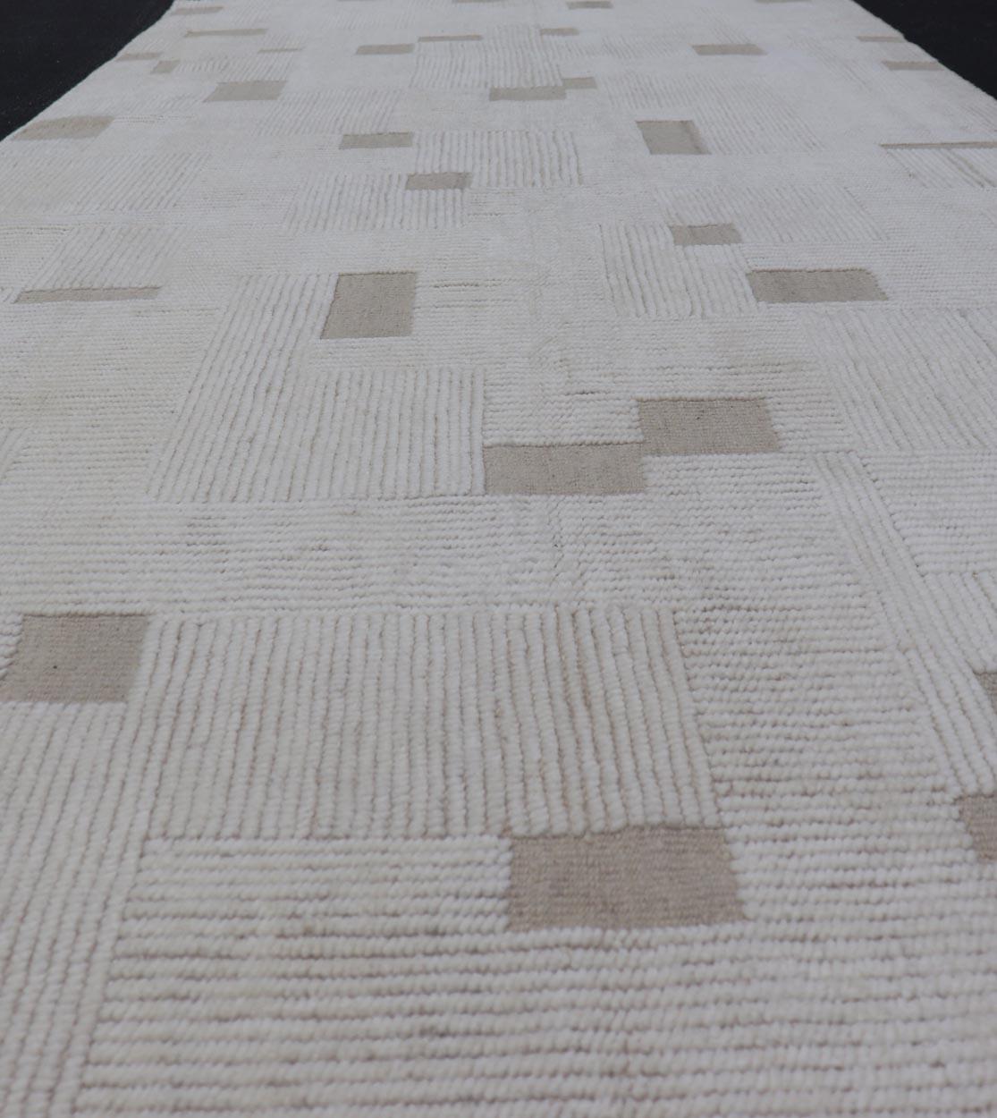 Misure: 5'4 x 12'8 
Tappeto moderno Gallery con un sottile disegno a griglia in avorio e taupe 5'4 x 12'8. Keivan Woven Arts / tappeto/ KBE-250401, paese d'origine/tipo: India / Moderno, circa 21° secolo. 

Il Tappeto Contemporary Gallery offre