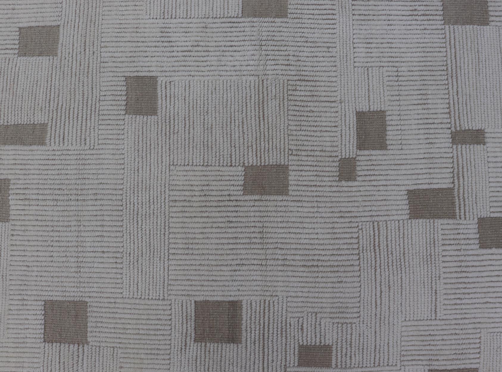Moderno Tappeto Gallery moderno con un sottile disegno a griglia in morbido avorio e taupe 5'4 x 12'8 in vendita