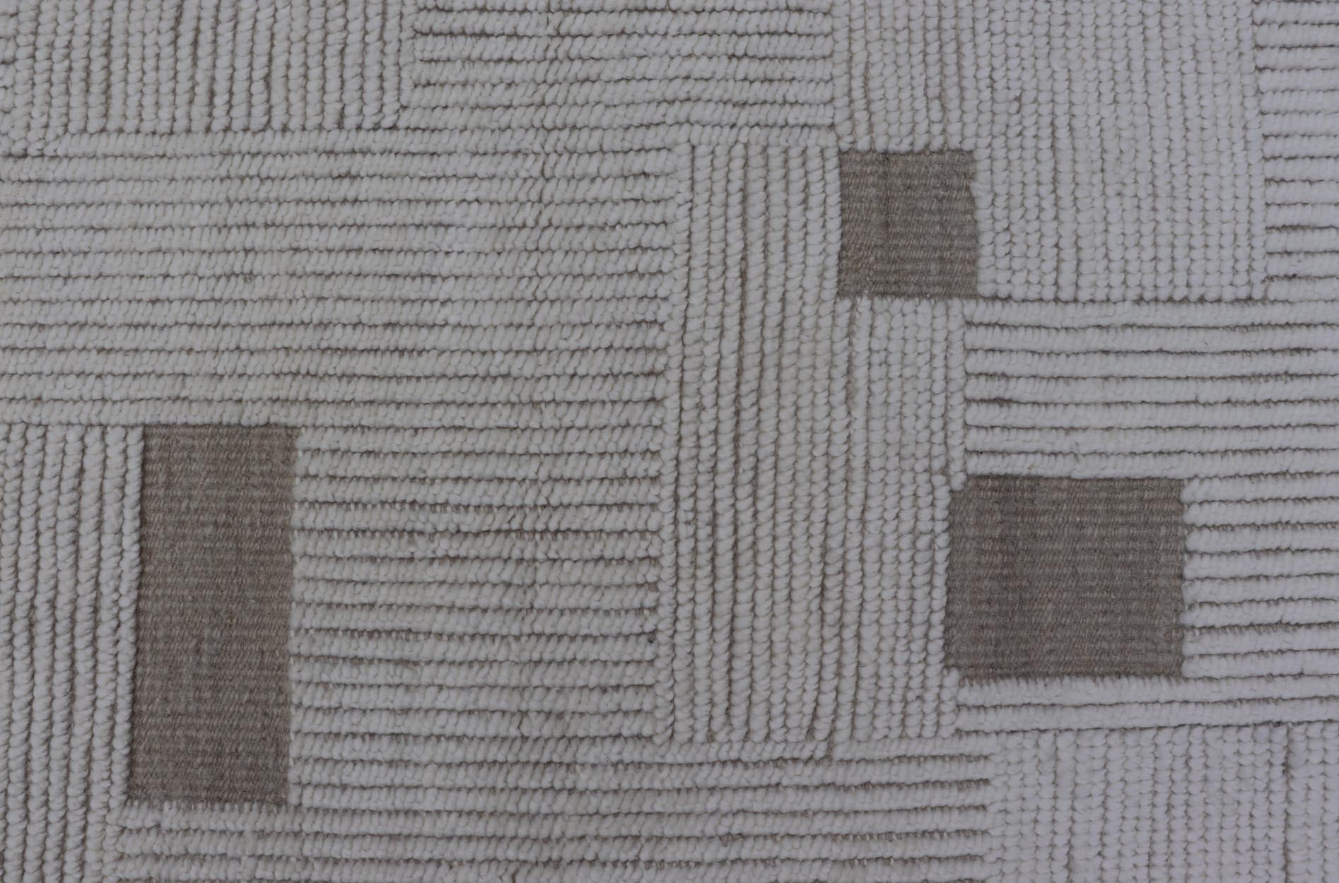Indiano Tappeto Gallery moderno con un sottile disegno a griglia in morbido avorio e taupe 5'4 x 12'8 in vendita