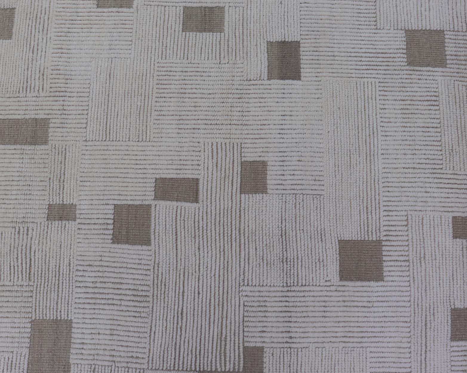 Annodato a mano Tappeto Gallery moderno con un sottile disegno a griglia in morbido avorio e taupe 5'4 x 12'8 in vendita