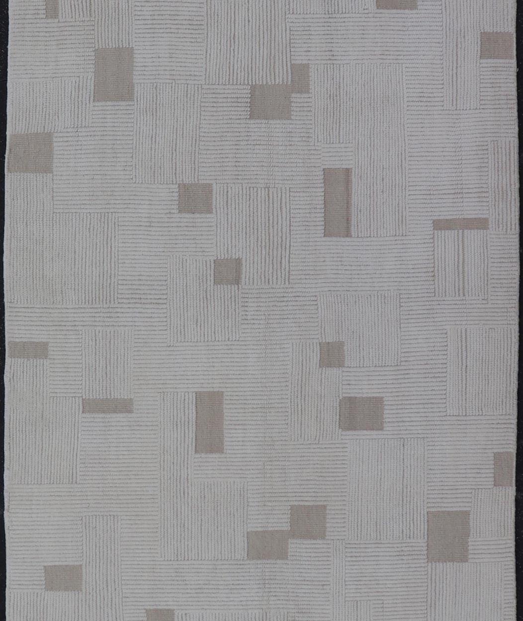 XXI secolo e contemporaneo Tappeto Gallery moderno con un sottile disegno a griglia in morbido avorio e taupe 5'4 x 12'8 in vendita