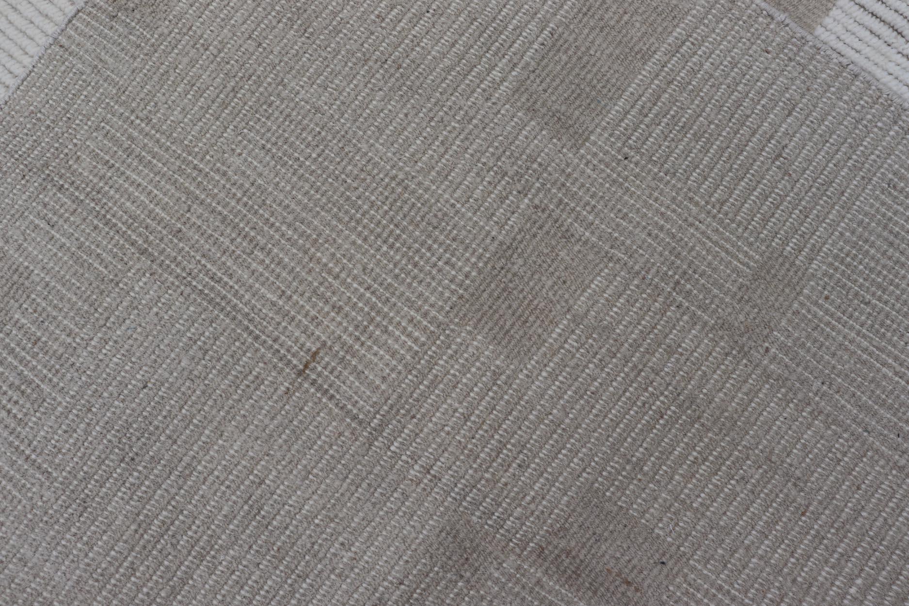 Tappeto Gallery moderno con un sottile disegno a griglia in morbido avorio e taupe 5'4 x 12'8 in vendita 1