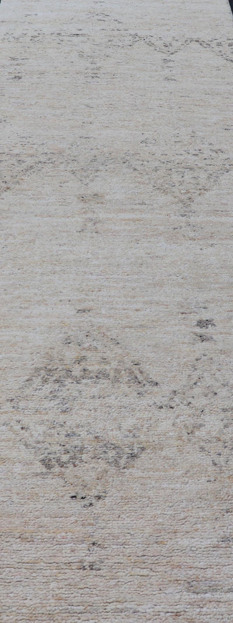 Tapis de couloir moderne en neutres avec motif de style marocain en gris en vente 2