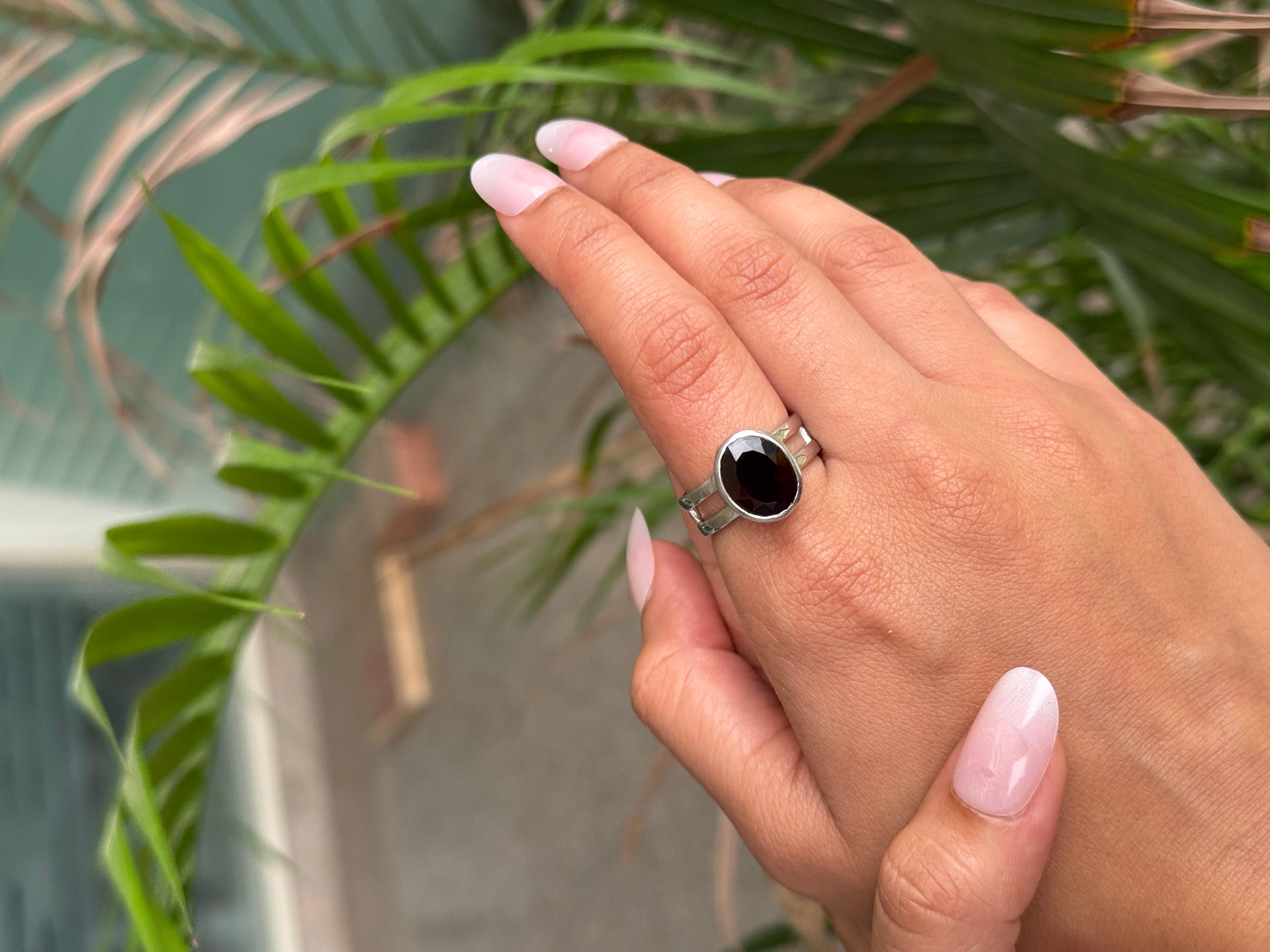 in vendita:  Anello moderno con solitario di granato in argento 925 e doppia fascia aperta 4