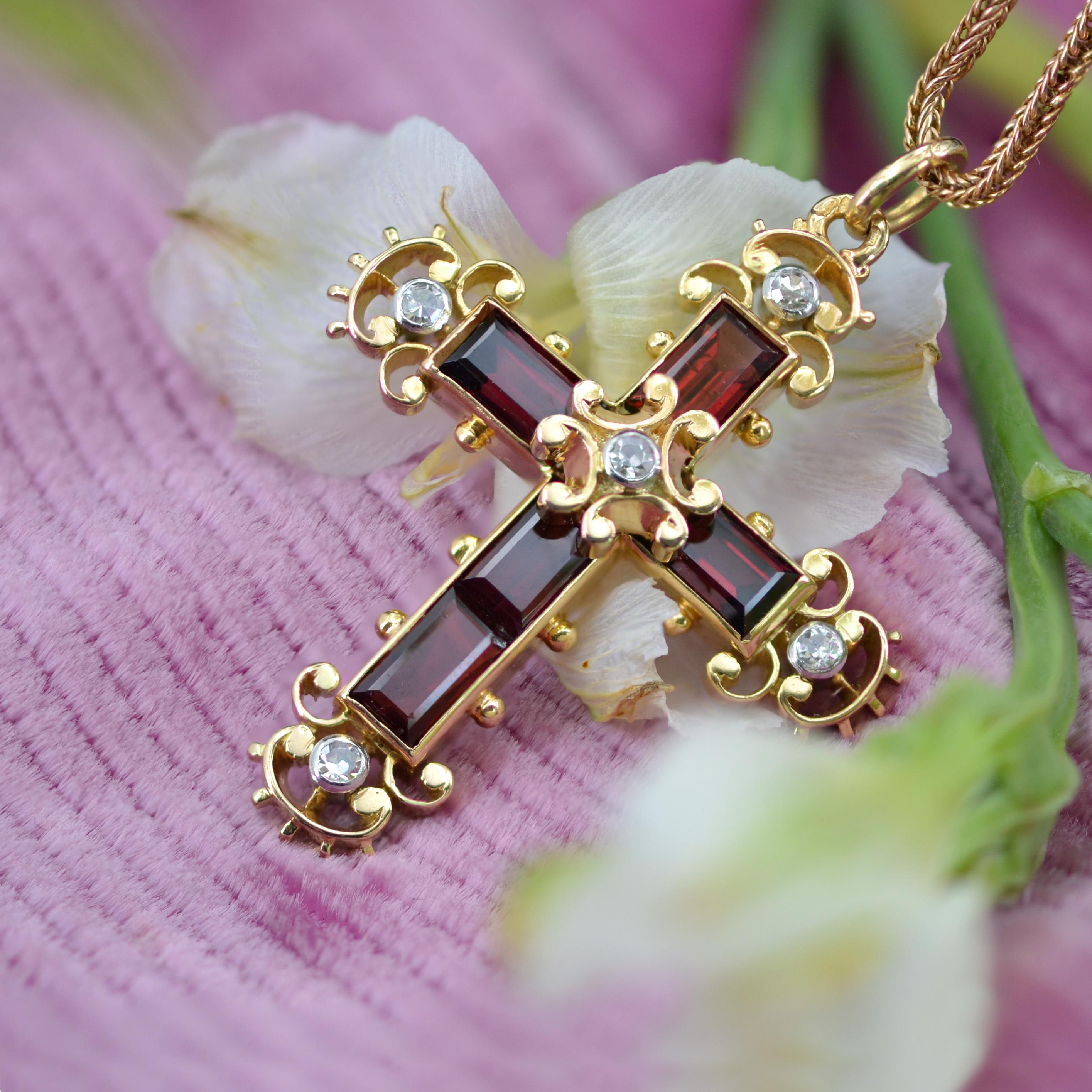 Taille baguette Pendentif croix moderne en or jaune 18 carats avec grenats et diamants