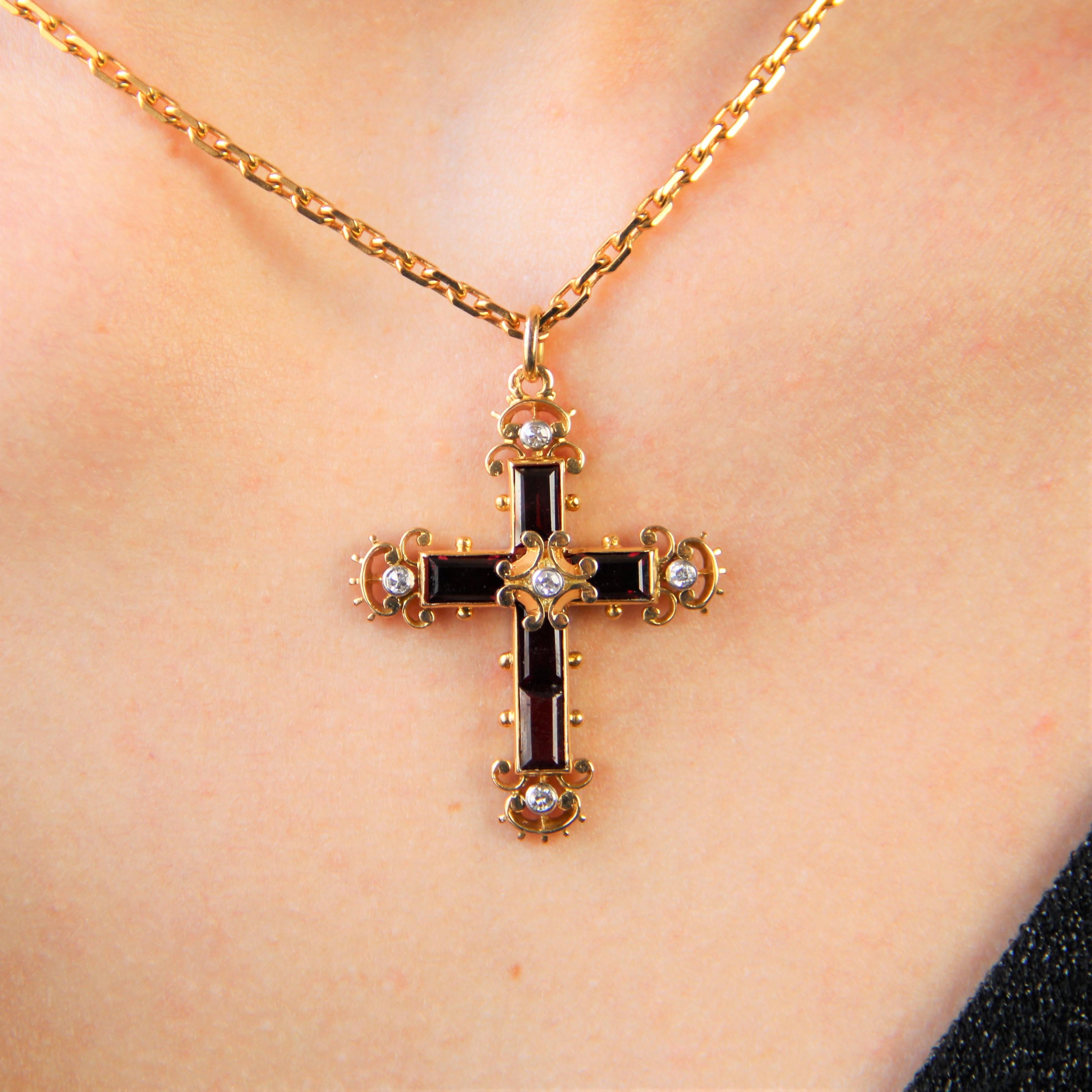 Pendentif croix moderne en or jaune 18 carats avec grenats et diamants 1