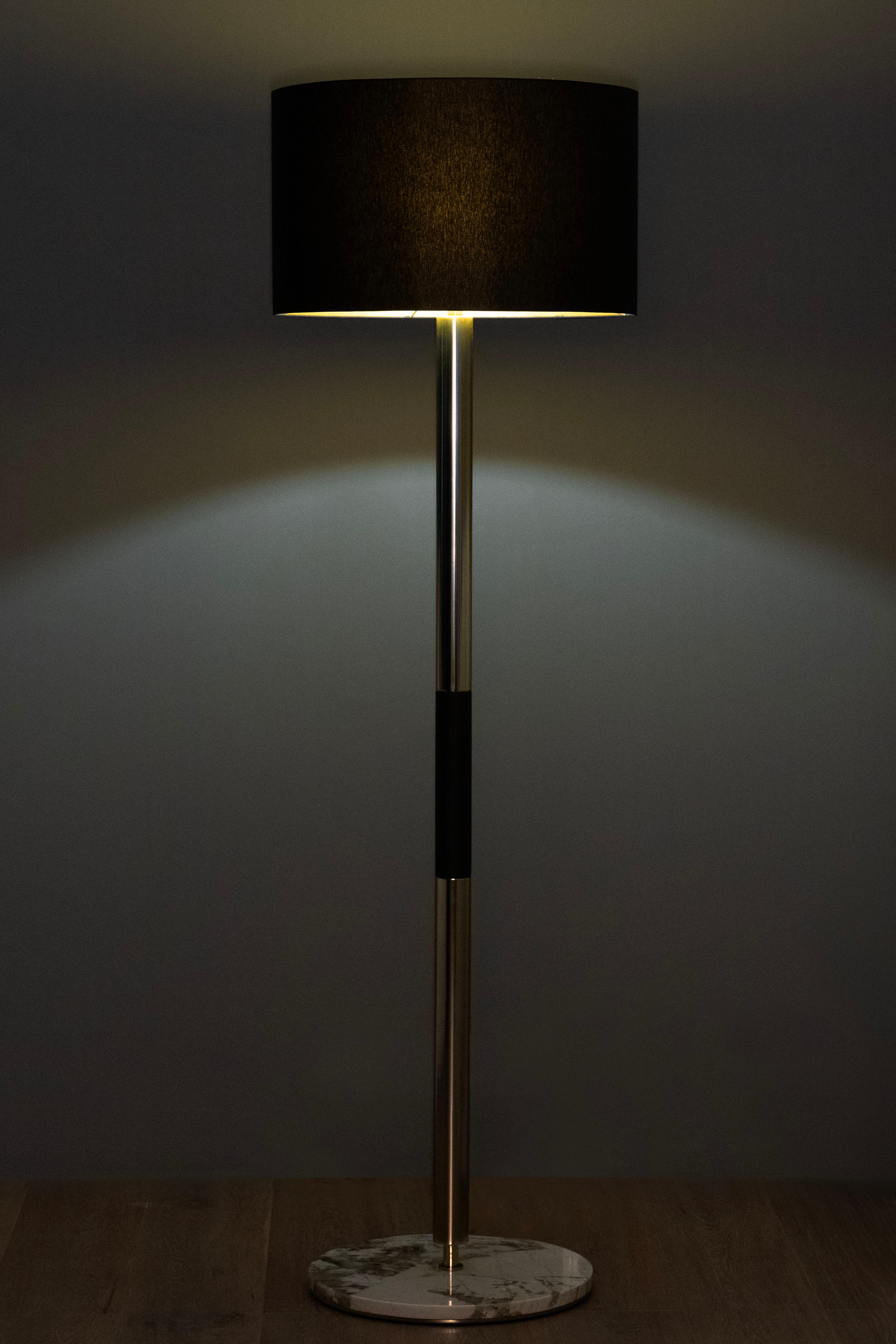 Lampadaire Gau, Collection S, fabriqué à la main au Portugal - Europe par GF Modern.

Le luxueux lampadaire Gau crée une ambiance subliminale pour une vie extraordinaire. Le détail de la marqueterie en cuir noir s'harmonise avec le merveilleux