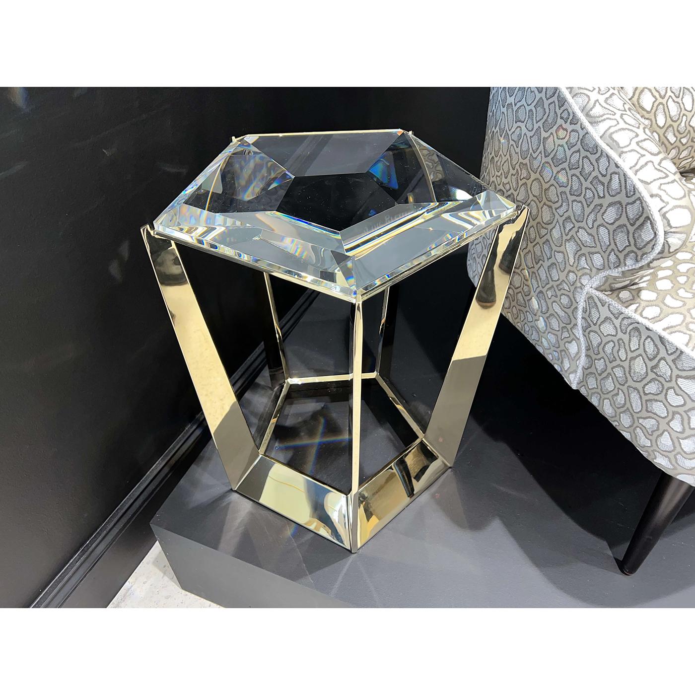 S'inspirant de l'éclat d'une bague en diamant fin, son sommet en cristal facetté est taillé avec précision dans une silhouette semblable à celle d'une pierre précieuse, projetant des reflets qui dansent avec la lumière. La monture en or brillant,