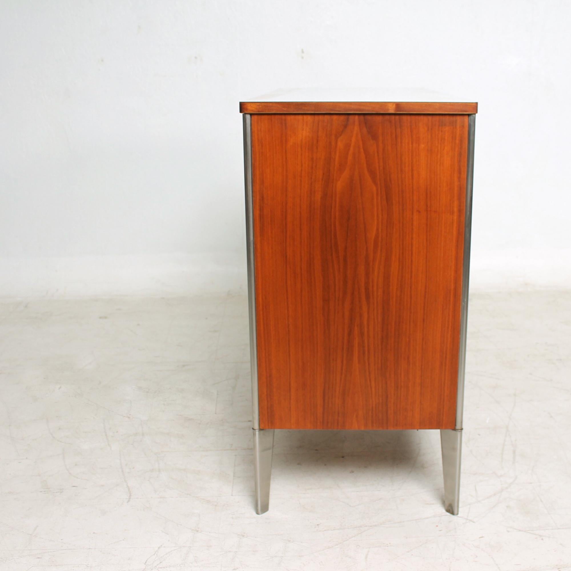 Modern Industrial Storage Cabinet by Raymond Loewy for Hill-Rom USA 1950s In Good Condition In Chula Vista, CA