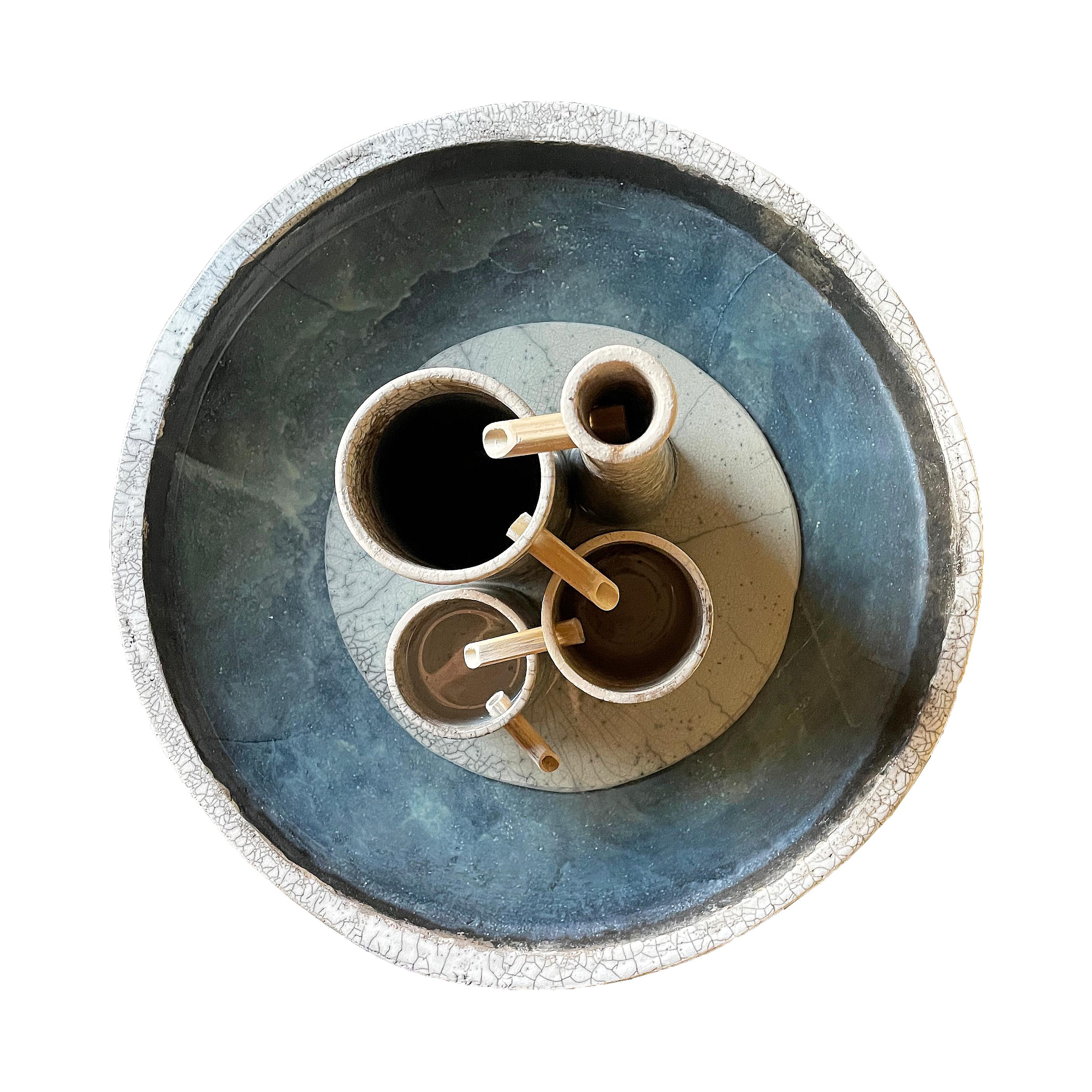 Runder Genesi-Brunnen aus Keramik in Weiß und Crackle Blue (Moderne) im Angebot