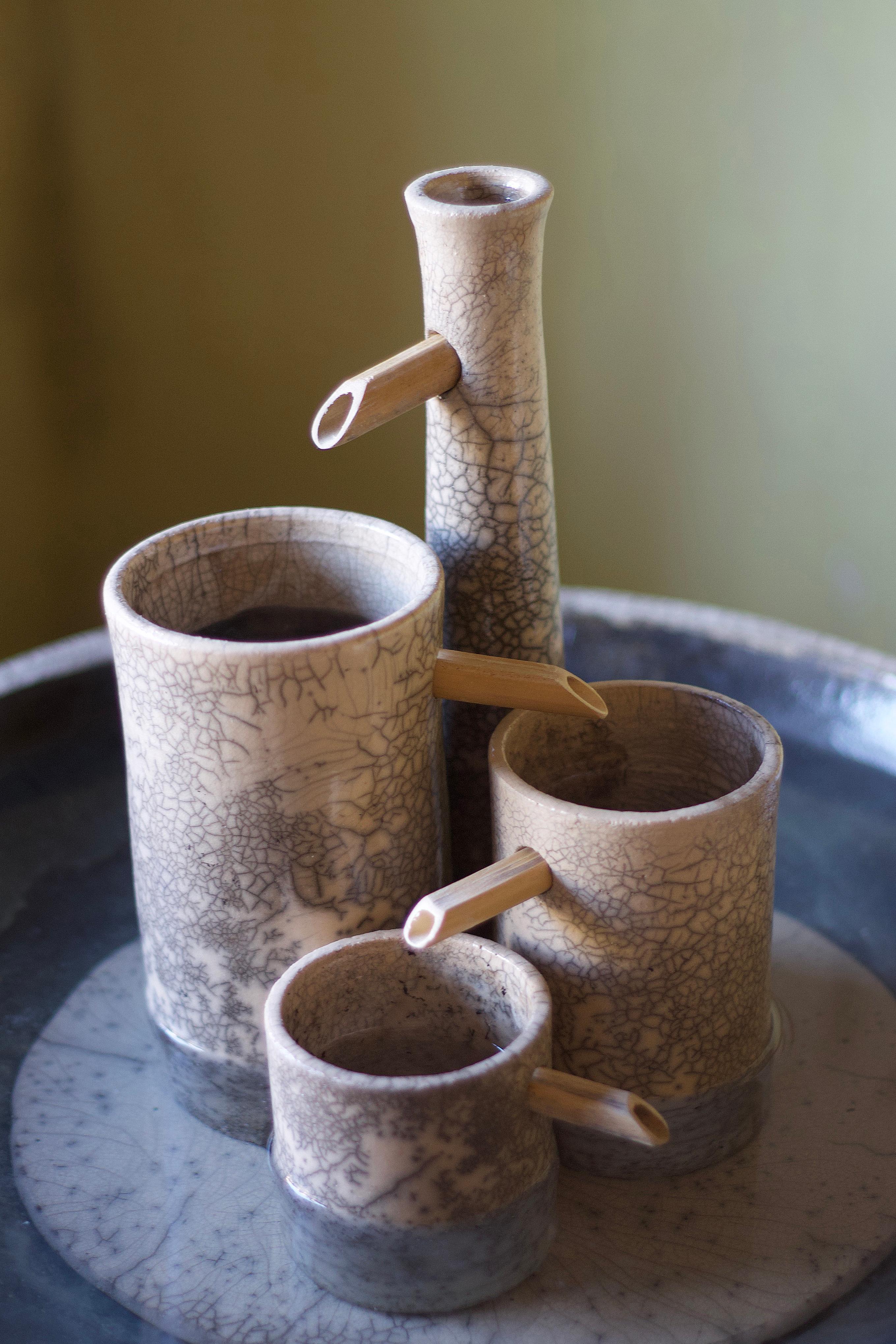Runder Genesi-Brunnen aus Keramik in Weiß und Crackle Blue im Zustand „Neu“ im Angebot in monza, Monza and Brianza