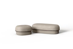 Petit pouf moderne en tissu crème et métal bronze
