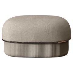 Pouf moderno delicato in tessuto crema e metallo bronzo