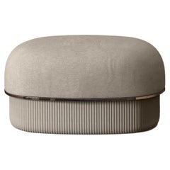 Petit pouf moderne en tissu crème et métal bronze