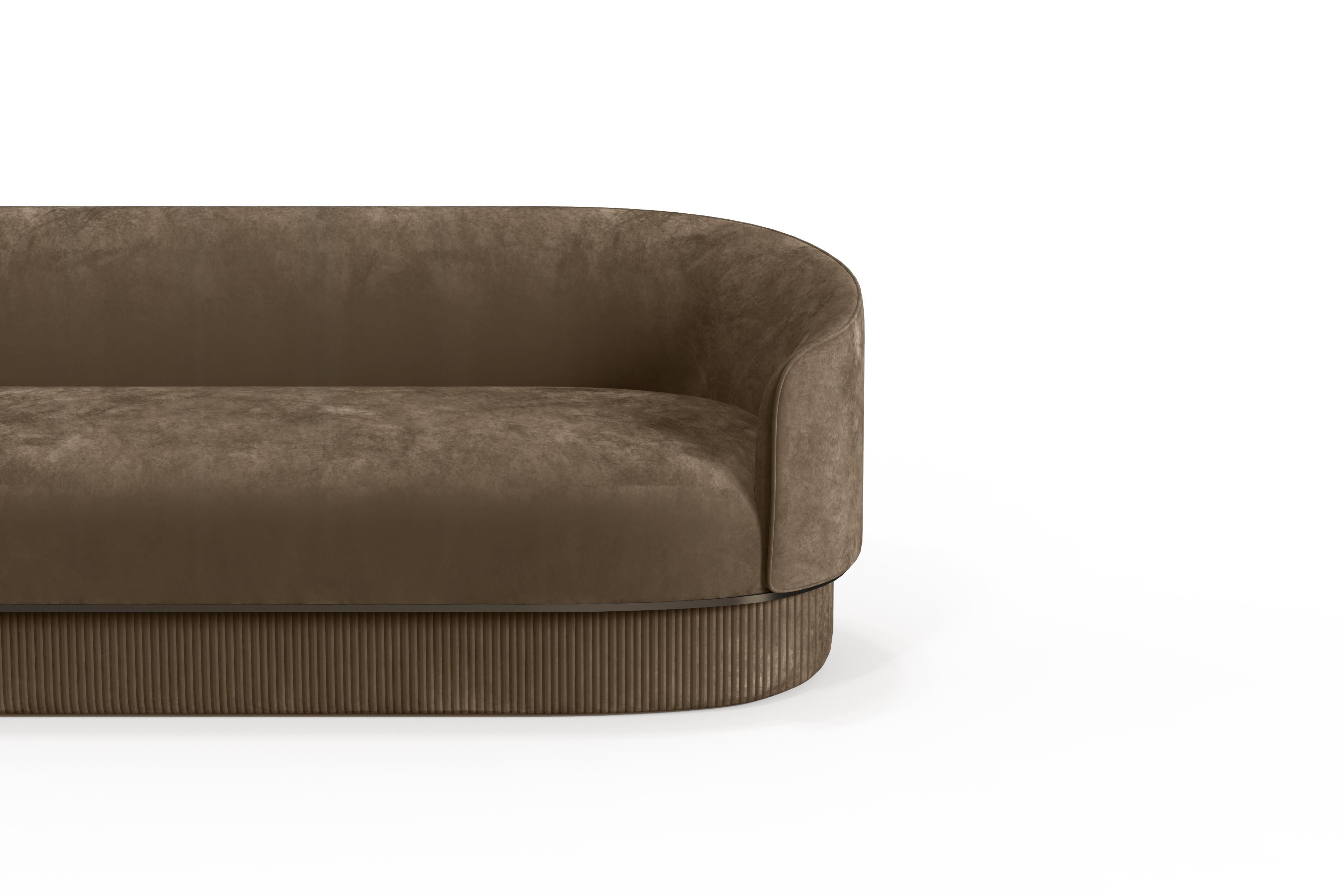 Modernes, sanftes Sofa aus braunem Samt und bronzefarbenem Metall (Portugiesisch) im Angebot