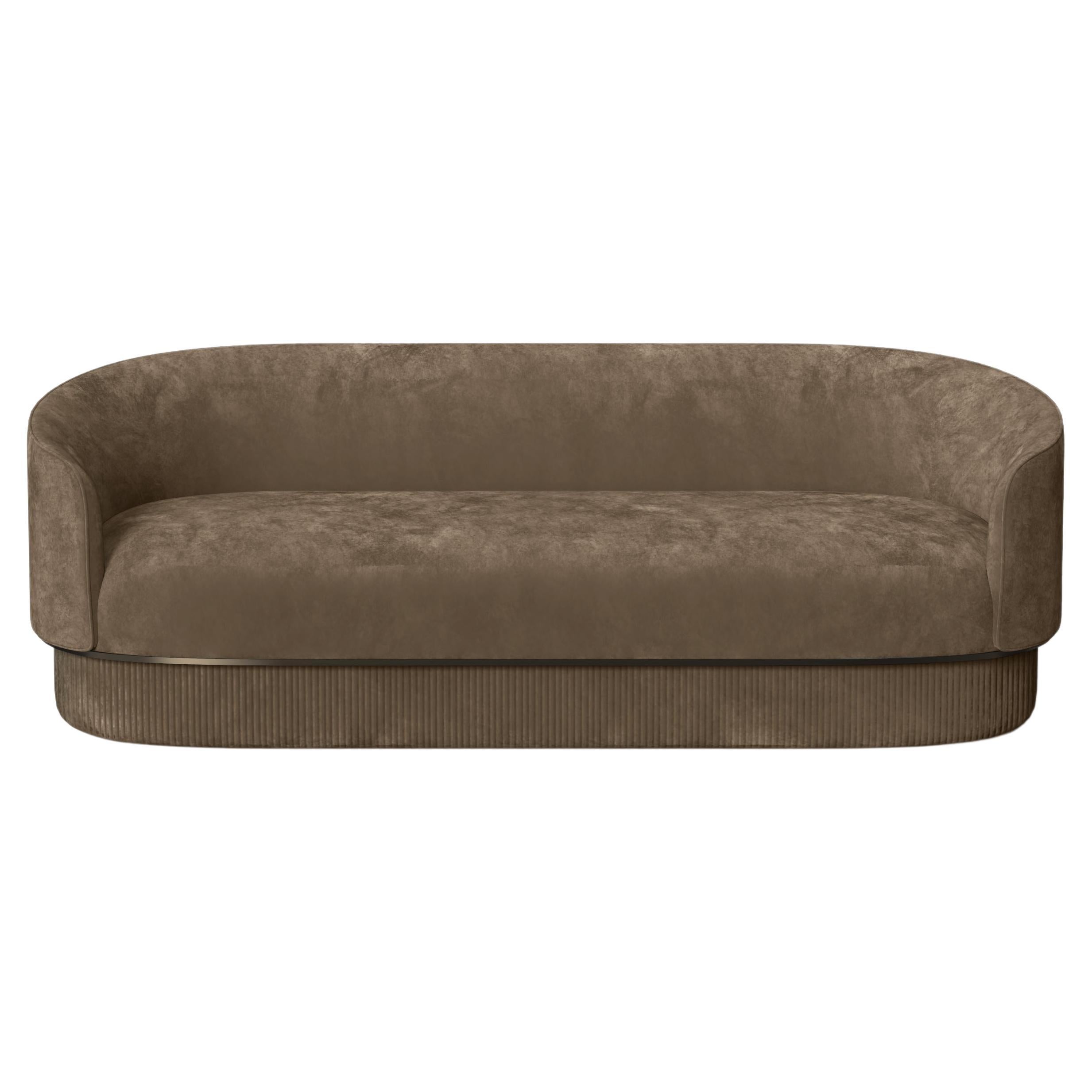 Modernes, sanftes Sofa aus braunem Samt und bronzefarbenem Metall