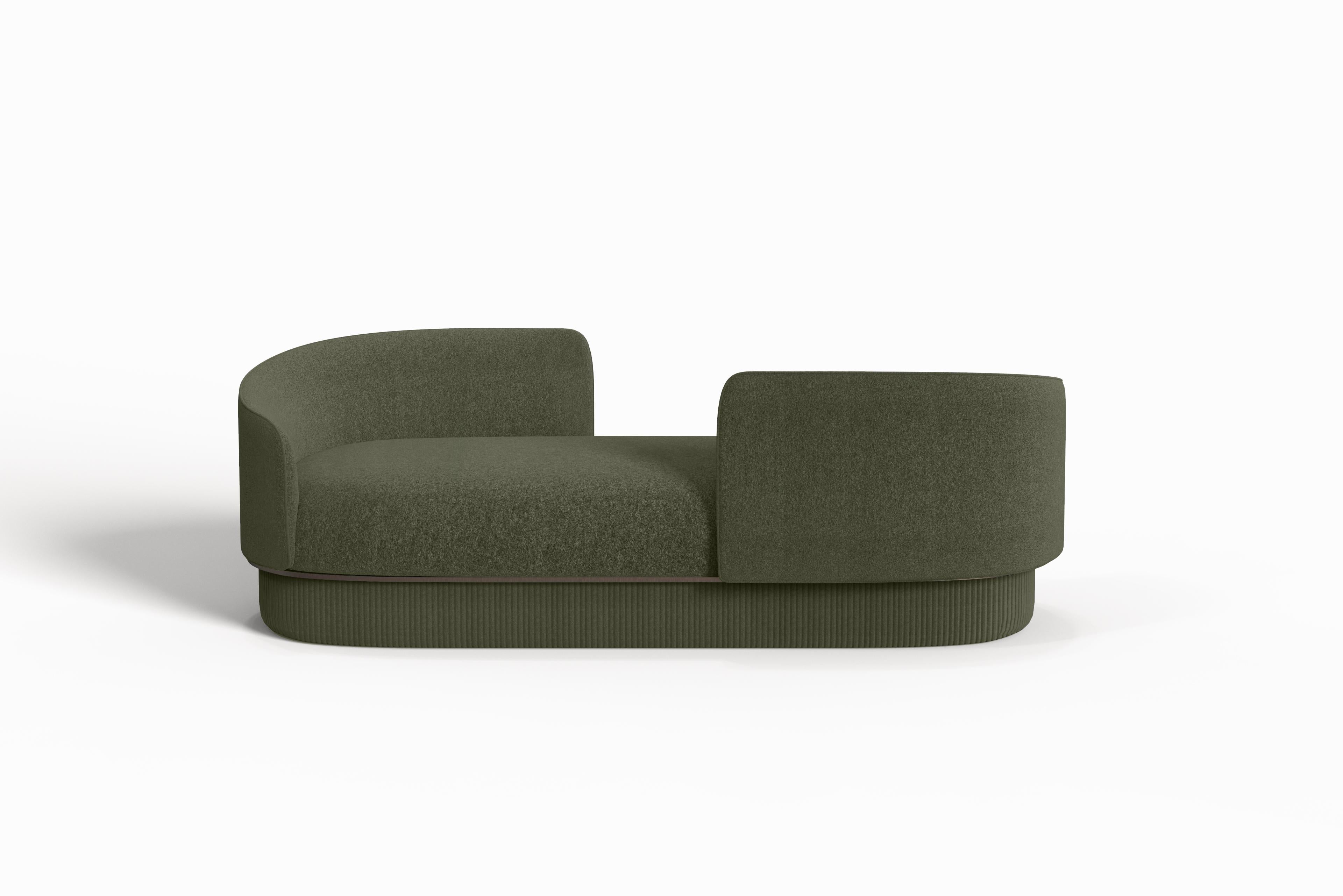 The Modern Gentle Vis-à-Vis blends comfort and refined craftsmanship, featuring a smooth, inviting shell contrasted by a quilted leather base with striking vertical stitching. A bronze metal ring elegantly separates these elements, creating a