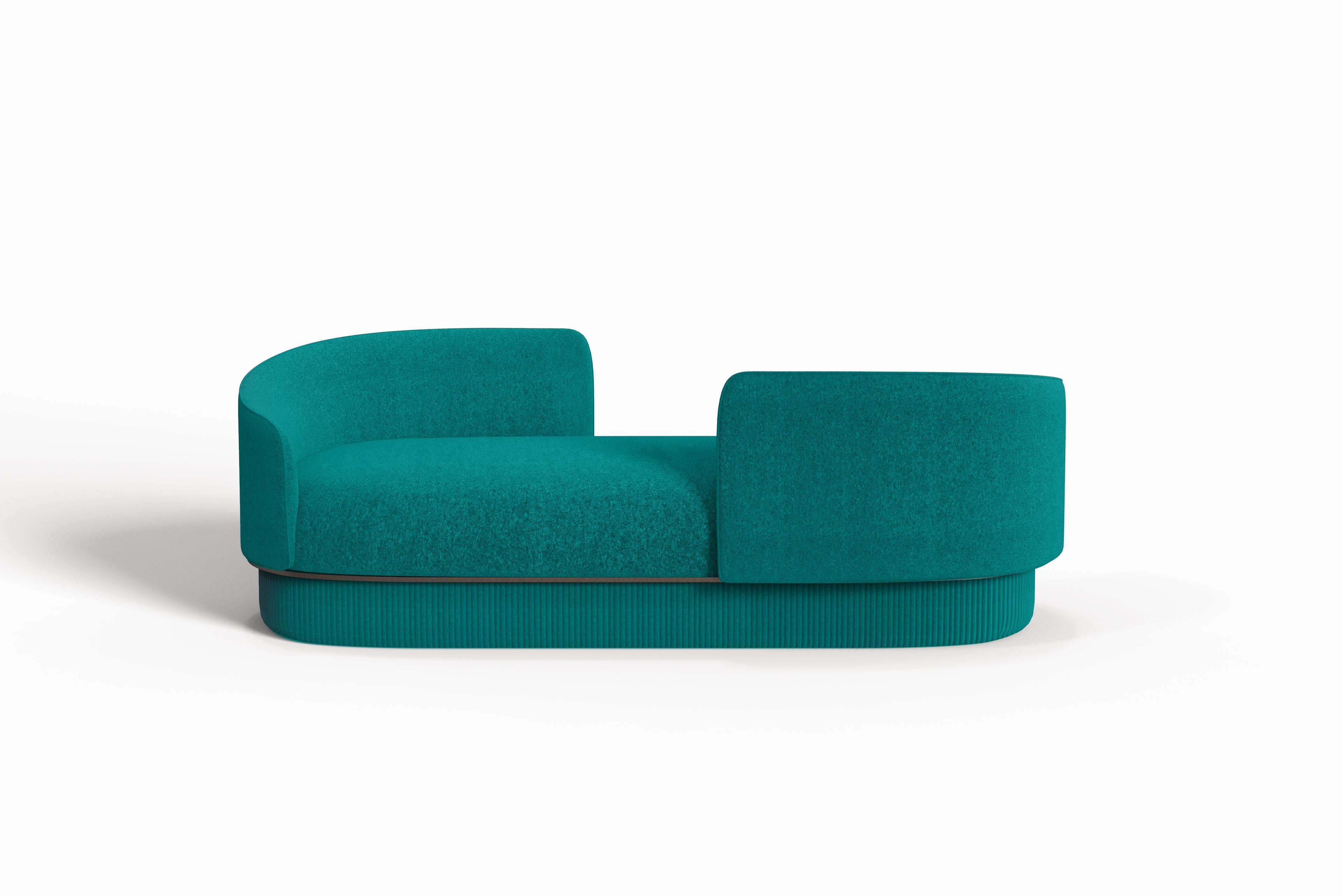The Modern Gentle Vis-à-Vis blends comfort and refined craftsmanship, featuring a smooth, inviting shell contrasted by a quilted leather base with striking vertical stitching. A bronze metal ring elegantly separates these elements, creating a