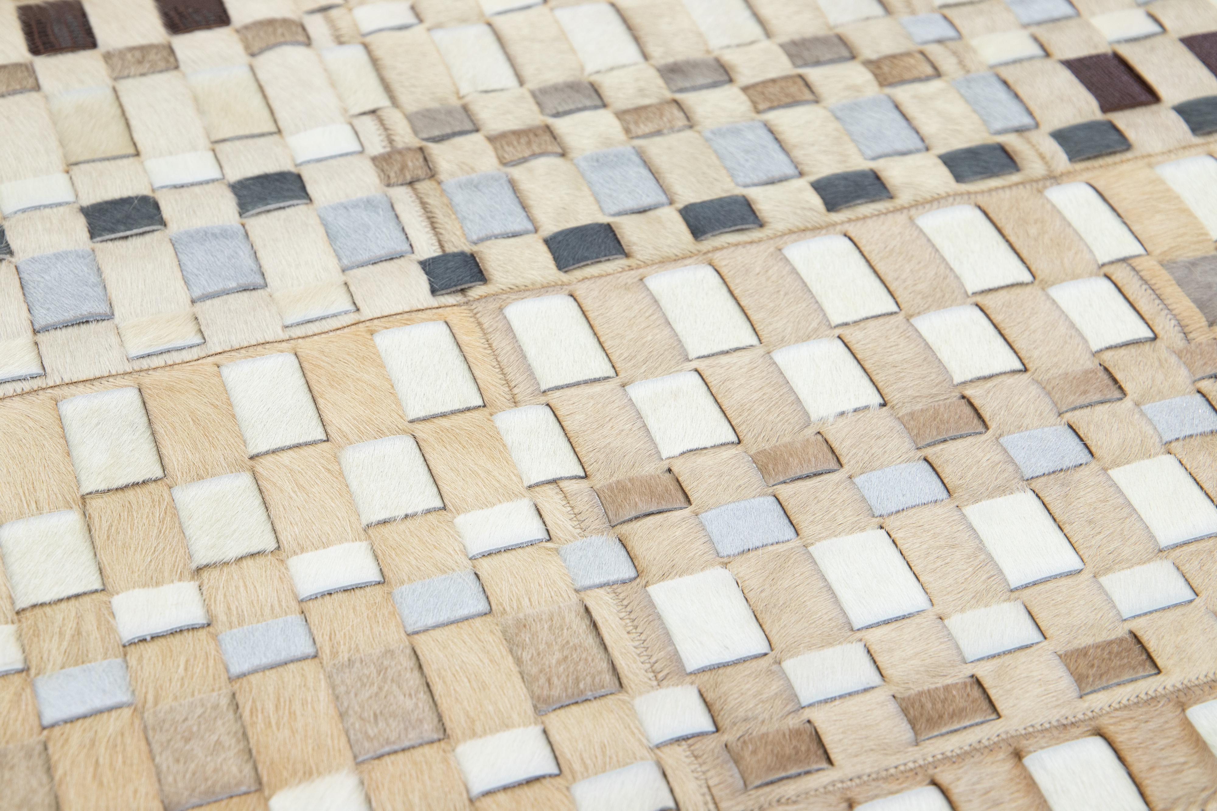Der Modern Genuine Cowhide Leather Custom Rug lässt sich in Größe und Farbe individuell anpassen. Handgefertigt aus echtem Rindsleder, strahlt er außergewöhnliche Qualität und Haltbarkeit aus. Es wird aus Argentinien bezogen und hat eine Vorlaufzeit