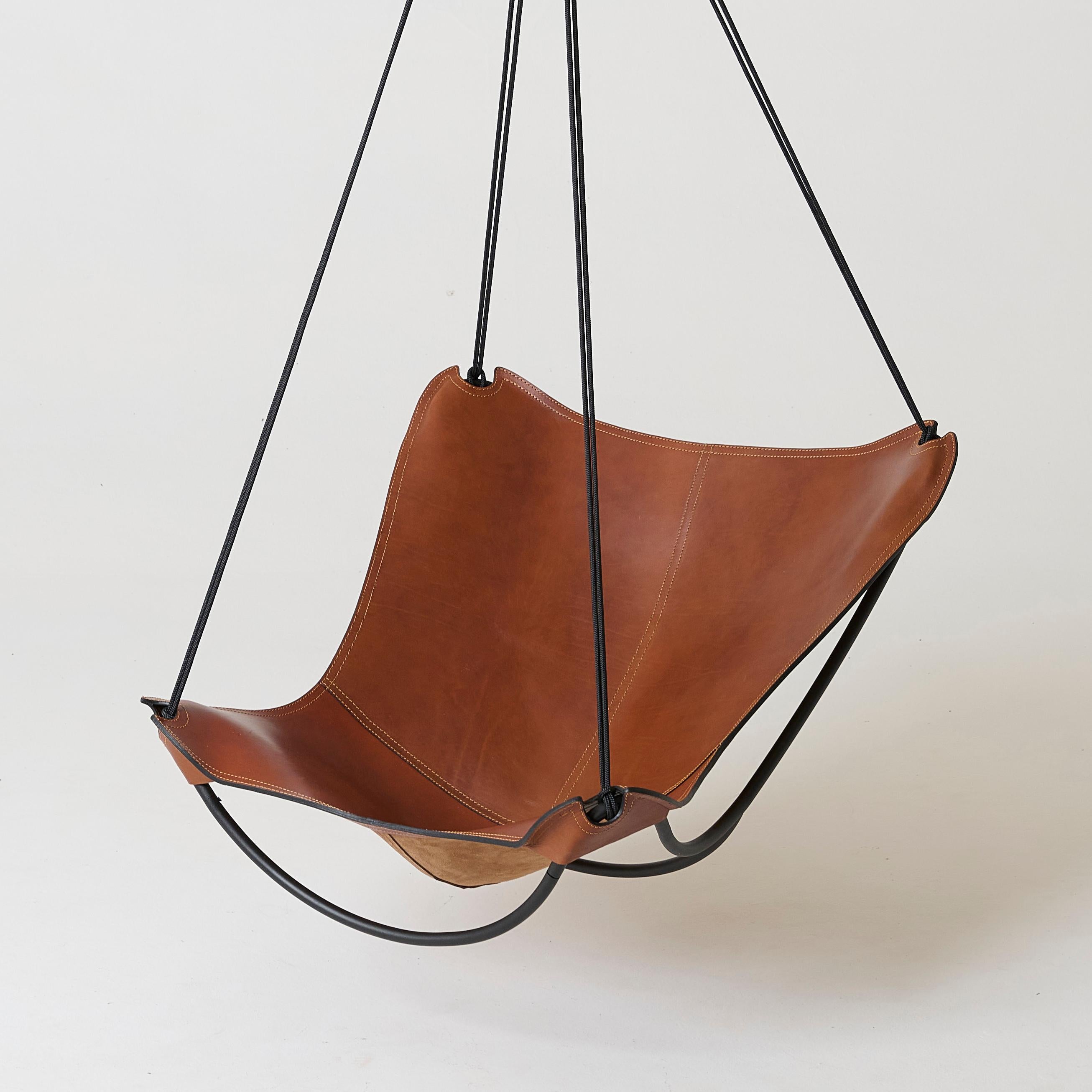 Moderne The Moderns Butterfly Hanging Swing Chair en cuir véritable en vente