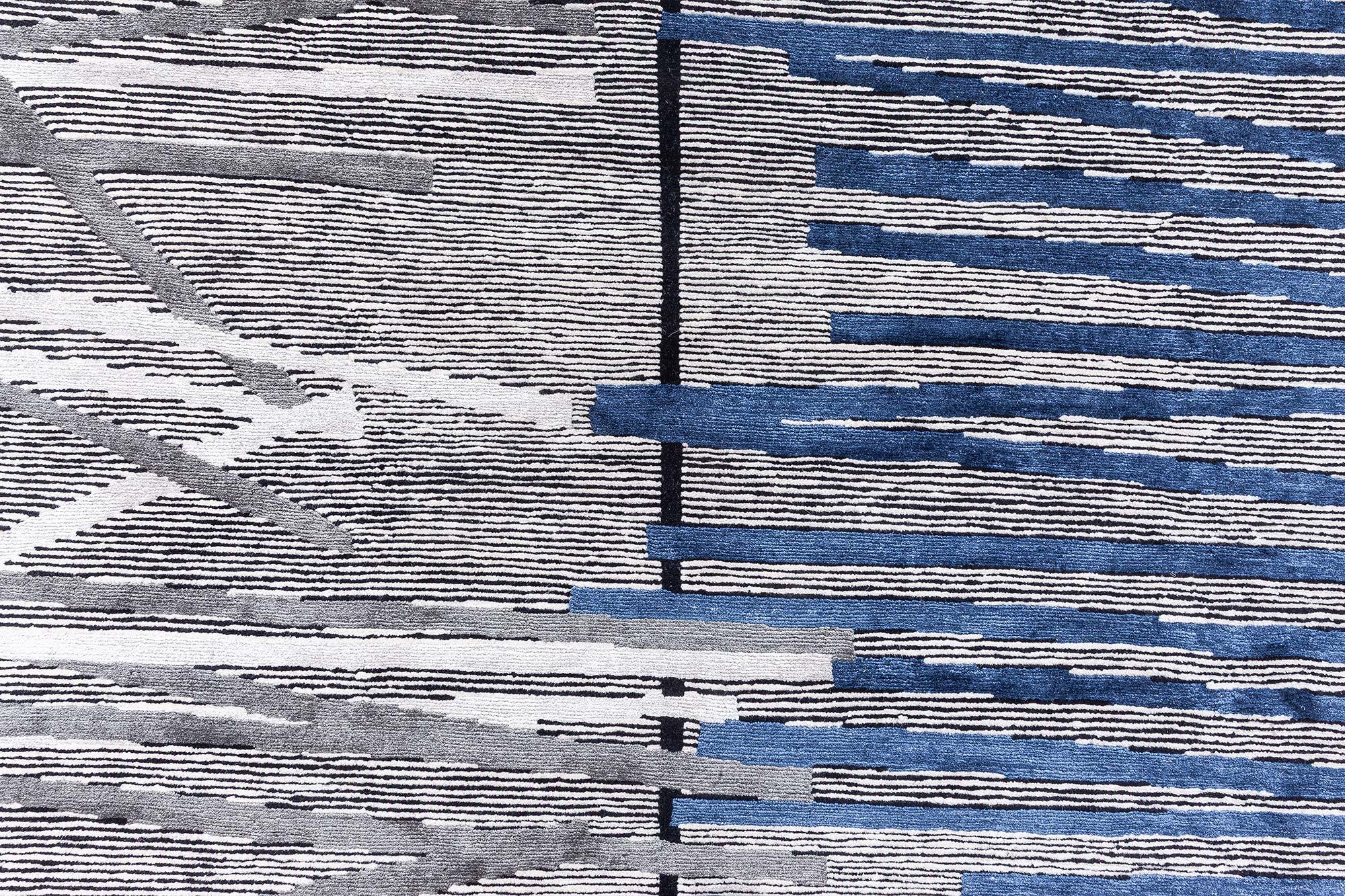 Tappeto moderno geometrico Art Deco in lana e seta nei toni del blu e del grigio di Doris Leslie Blau
Colori e dimensioni personalizzate disponibili.

Sofisticato e dinamico, questo tappeto tibetano moderno fonde magistralmente la geometria Art Deco