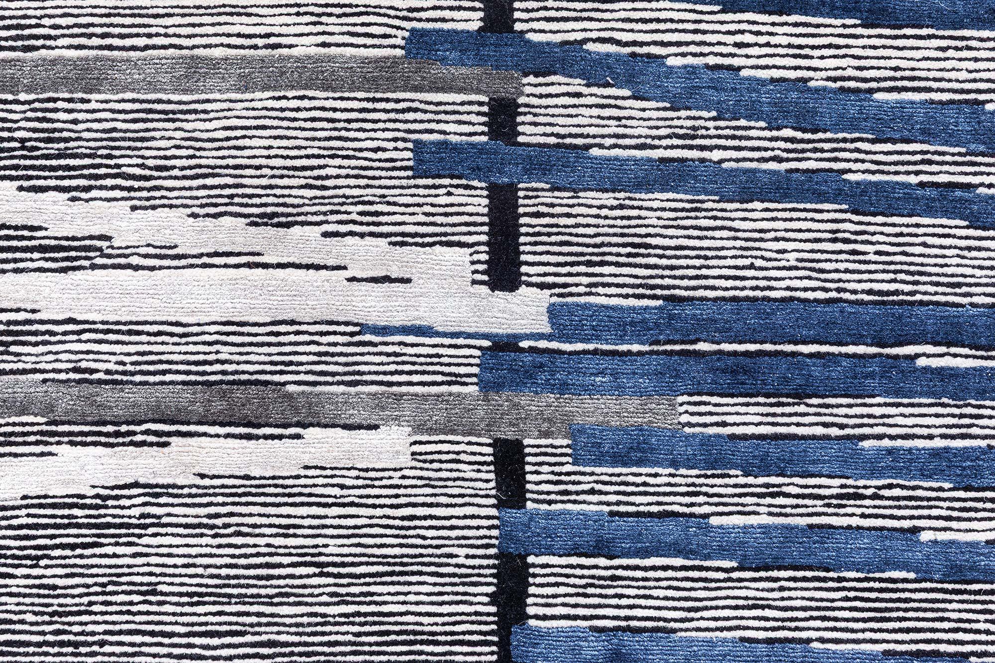 Moderner geometrischer Art-déco-Teppich aus Wolle und Seide in Blau- und Grautönen von Doris Leslie Blau
Kundenspezifische Farben und Größen erhältlich.

Dieser moderne tibetische Teppich mit seiner anspruchsvollen und dynamischen Textur verbindet