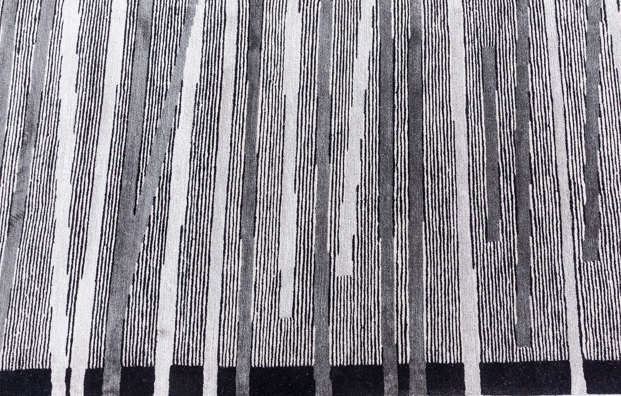 Moderner geometrischer Art-déco-Teppich aus Wolle und Seide in Blau und Grau von Doris Leslie Blau (Handgeknüpft) im Angebot