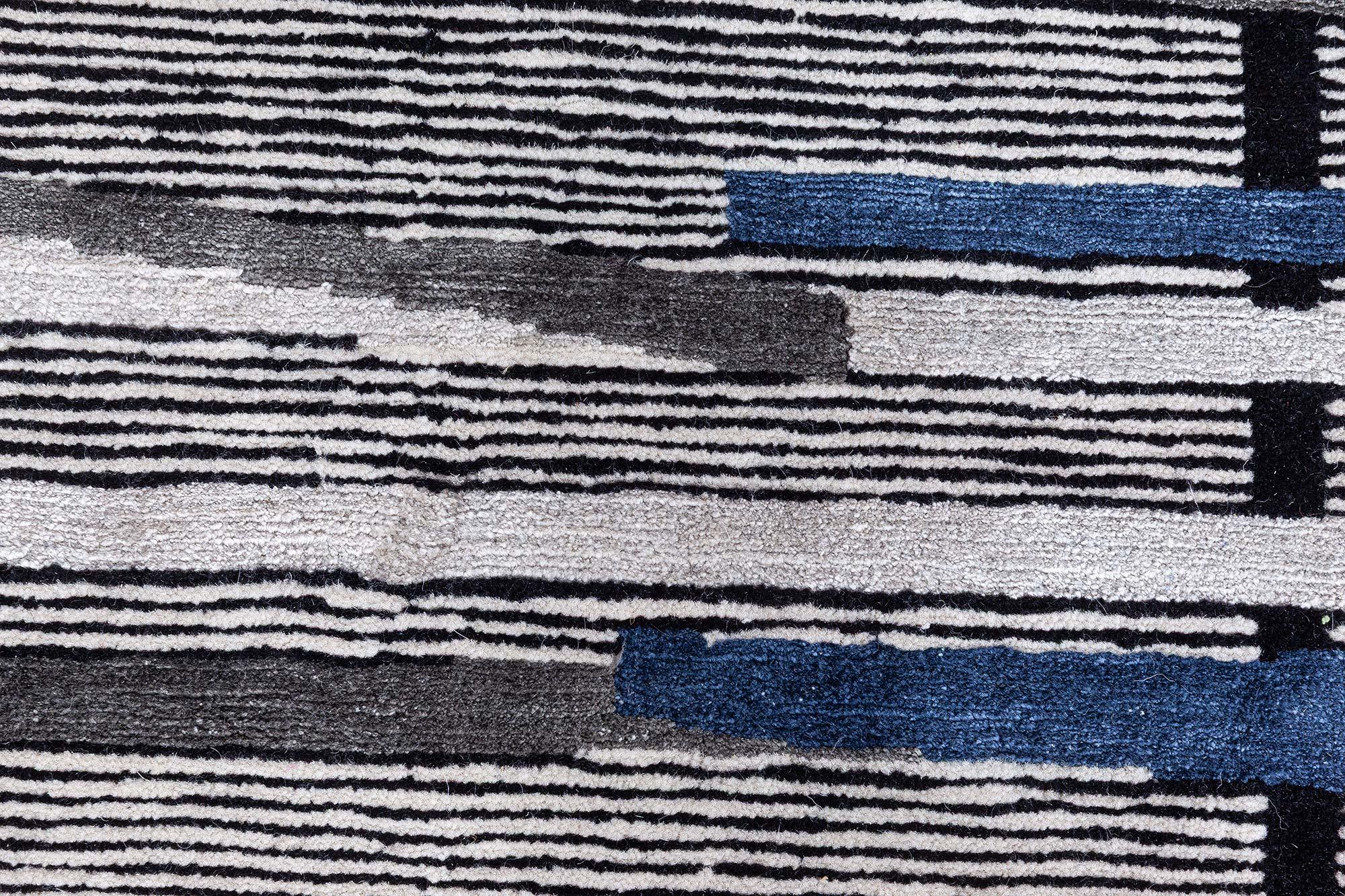 Moderner geometrischer Art-déco-Teppich aus Wolle und Seide in Blau und Grau von Doris Leslie Blau (21. Jahrhundert und zeitgenössisch) im Angebot