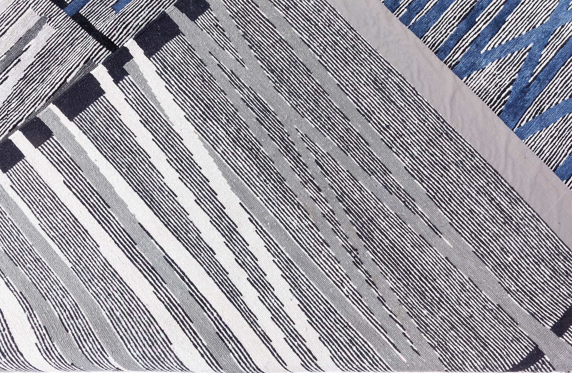 Moderner geometrischer Art-déco-Teppich aus Wolle und Seide in Blau und Grau von Doris Leslie Blau im Angebot 1