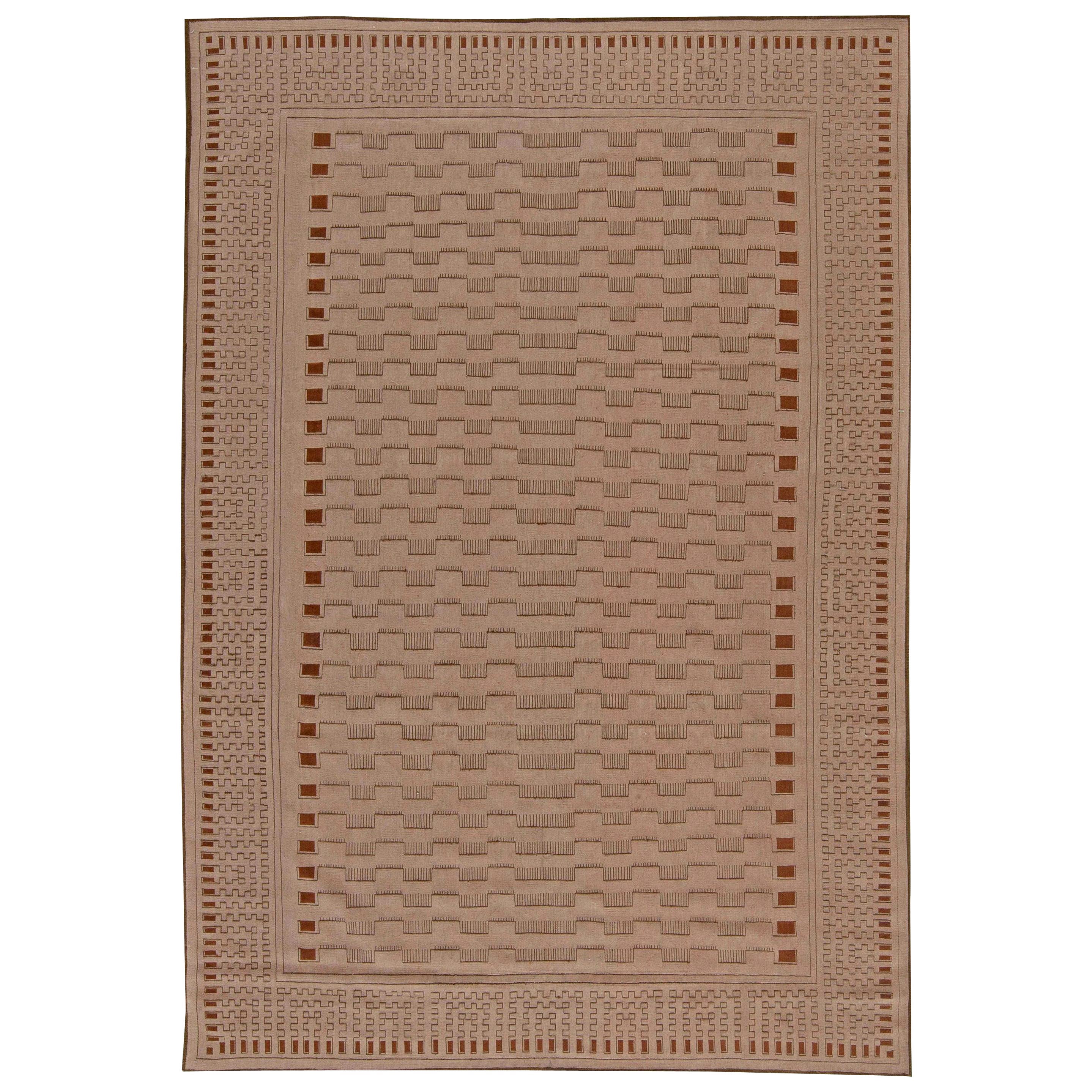 Moderner geometrischer Wollteppich im Aubusson-Stil in Beige von Doris Leslie Blau im Angebot