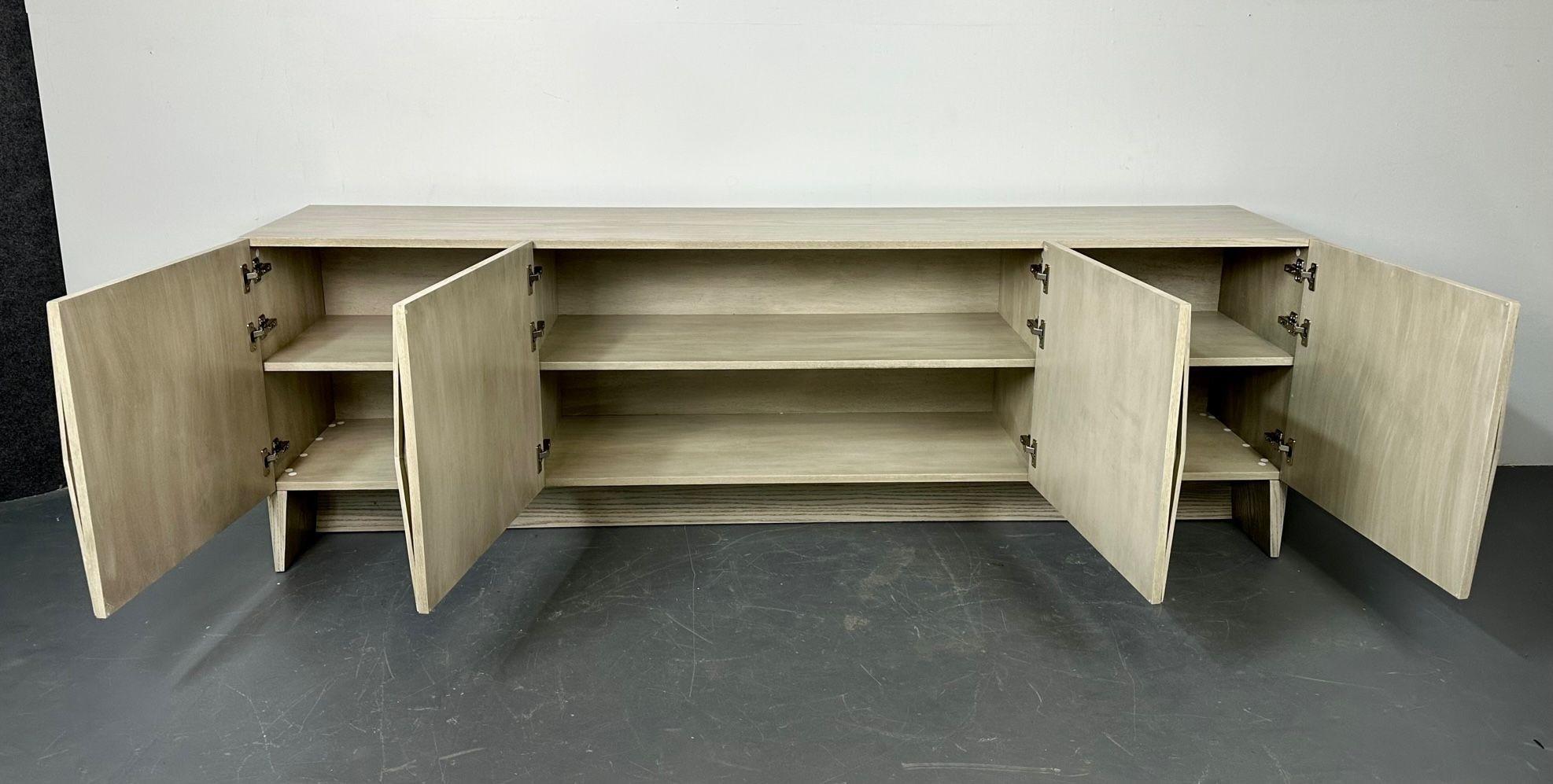 Commode, buffet, armoire en chêne céruse géométrique moderne, laquée blanche en vente 9