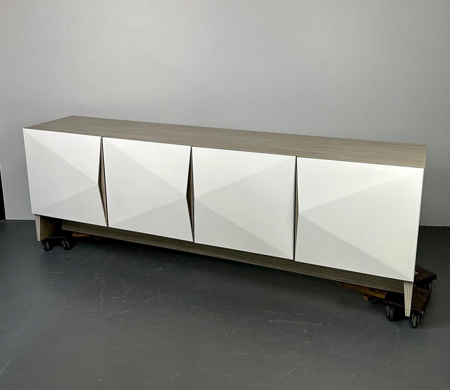 Legno Comò, credenza, armadio moderno geometrico in Oak Oak, laccato bianco in vendita