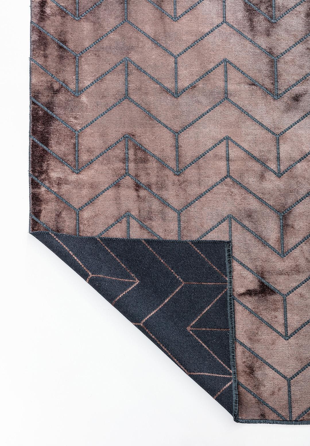 Moderner geometrischer Chevron-Teppich mit dunkelbraunen Holzkohle-Fransen Optionaler Luxus-Teppich (Postmoderne) im Angebot