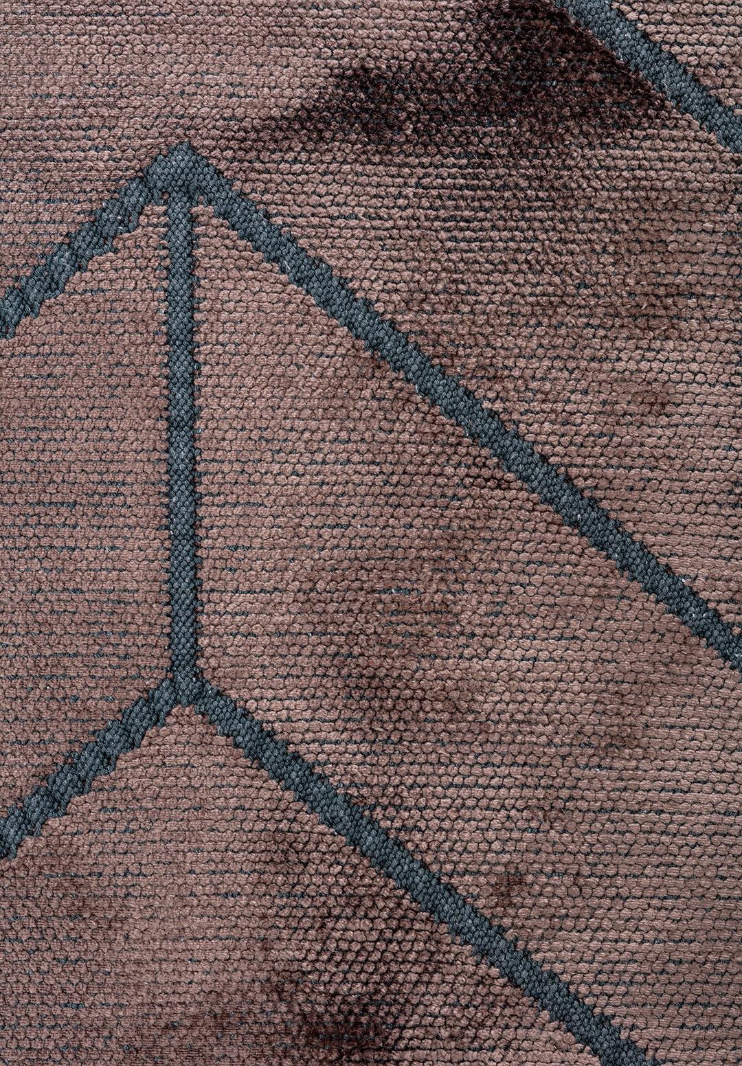 Moderner geometrischer Chevron-Teppich mit dunkelbraunen Holzkohle-Fransen Optionaler Luxus-Teppich (Maschinell gefertigt) im Angebot