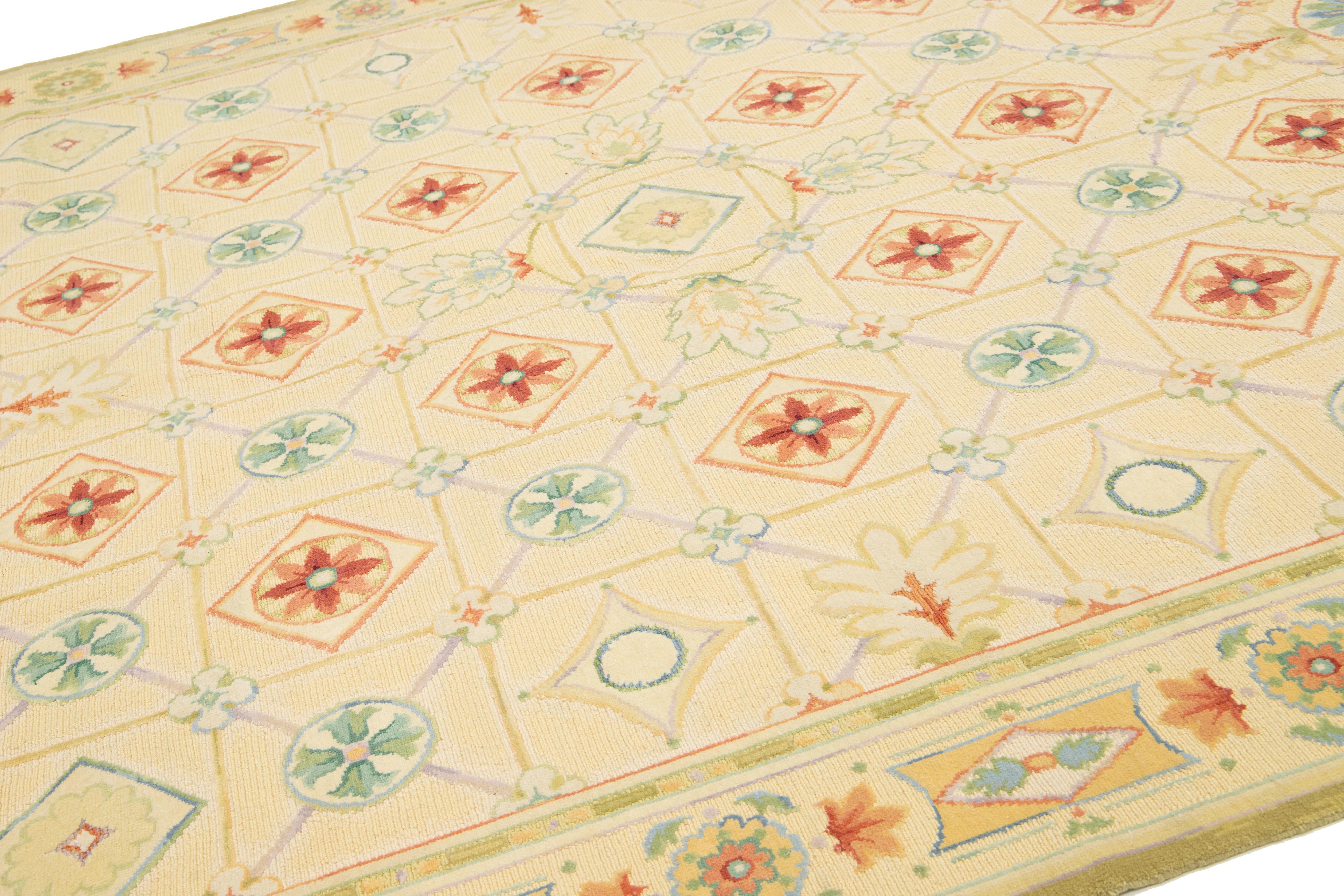 Annodato a mano Tappeto moderno in lana indiana dal design geometrico in beige in vendita