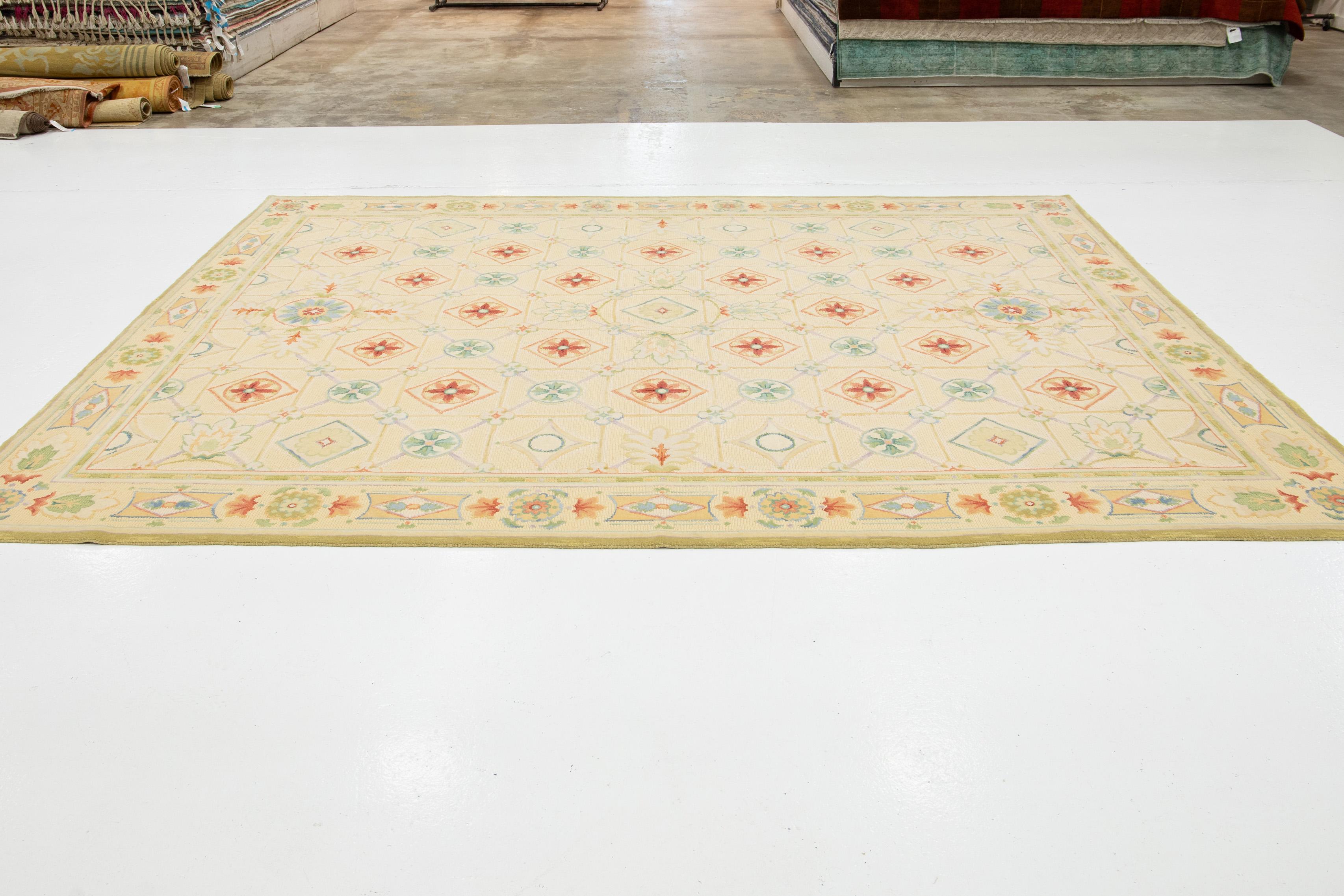 Tappeto moderno in lana indiana dal design geometrico in beige In condizioni Nuovo in vendita a Norwalk, CT