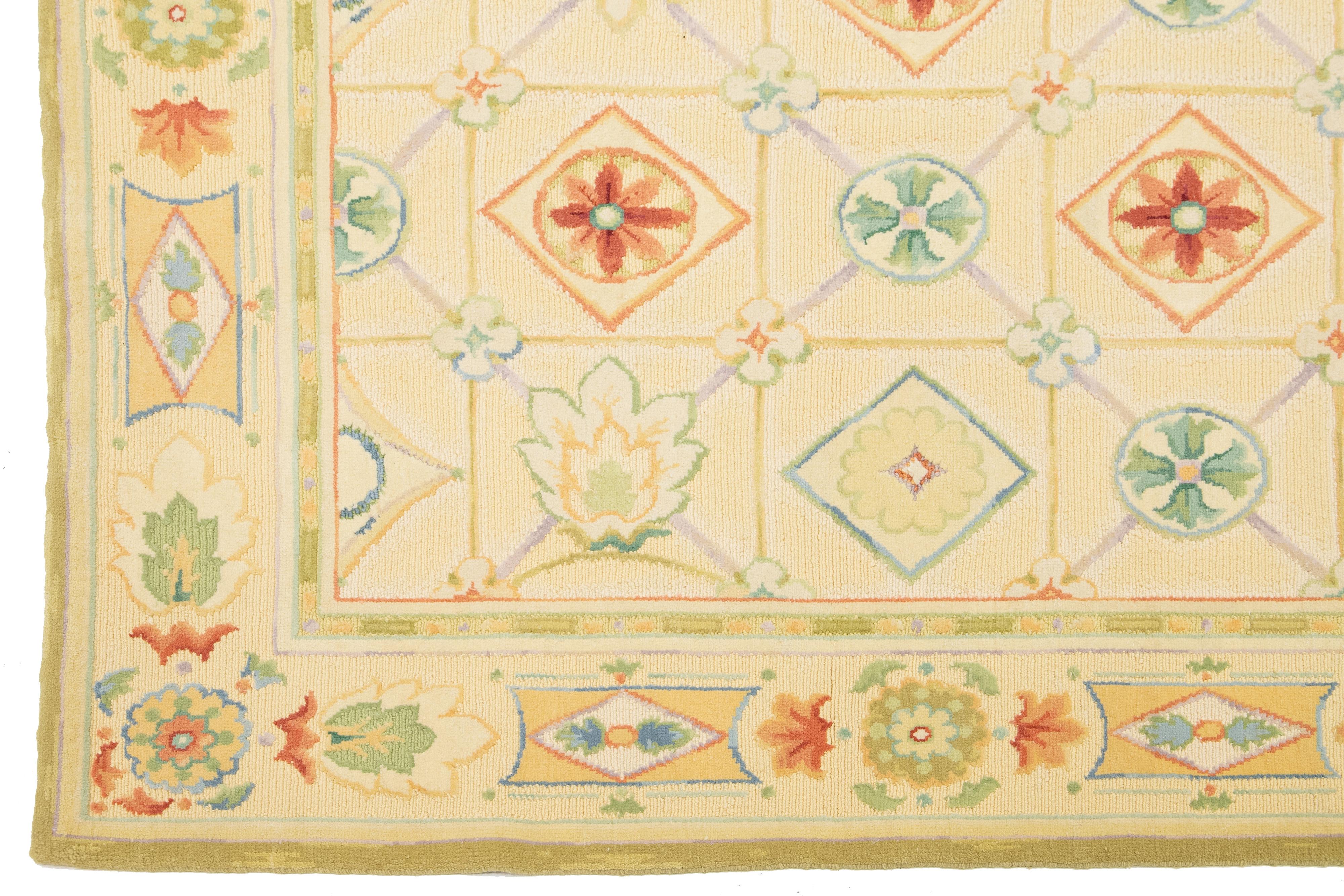 XXI secolo e contemporaneo Tappeto moderno in lana indiana dal design geometrico in beige in vendita