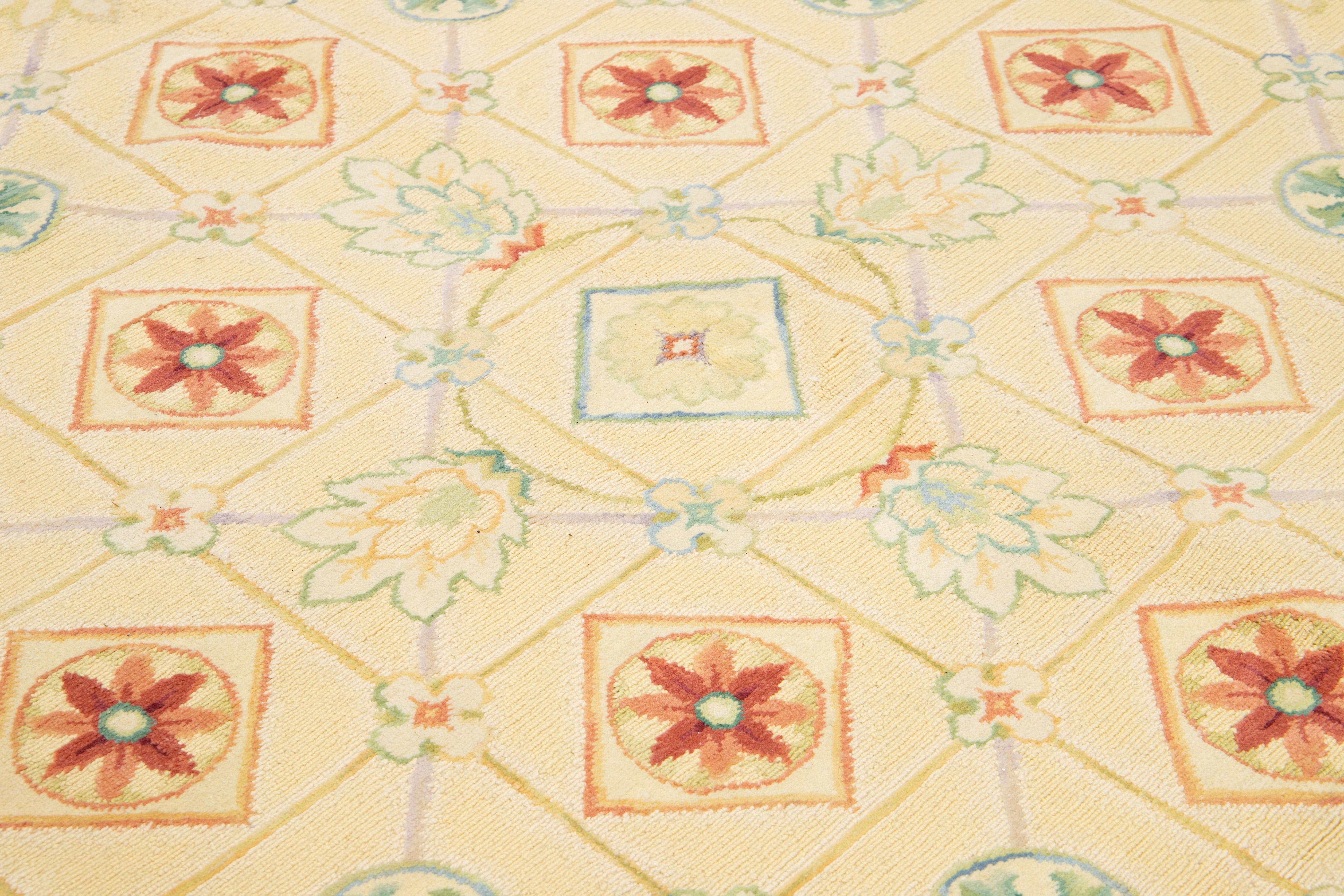 Tappeto moderno in lana indiana dal design geometrico in beige in vendita 1