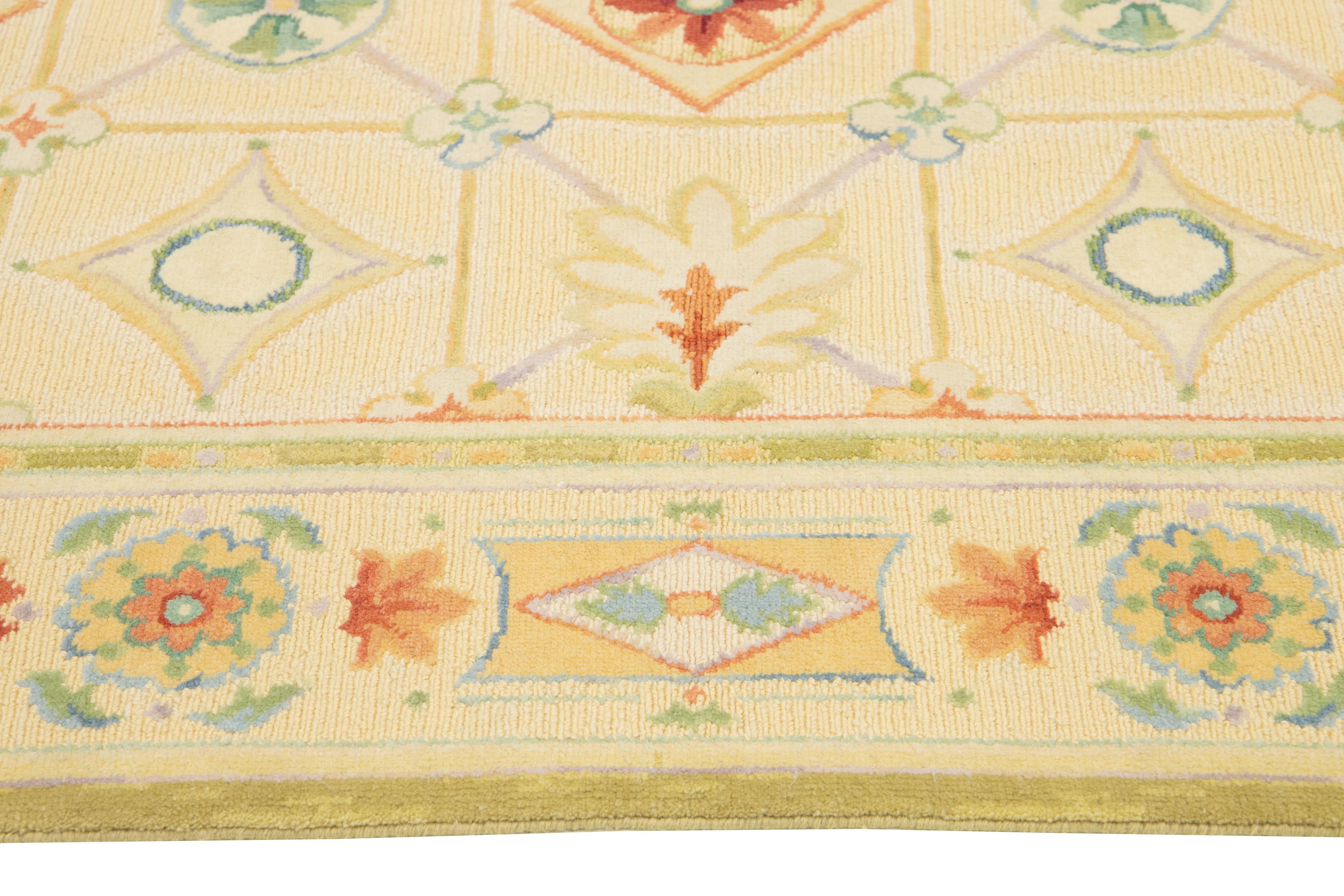 Tappeto moderno in lana indiana dal design geometrico in beige in vendita 2