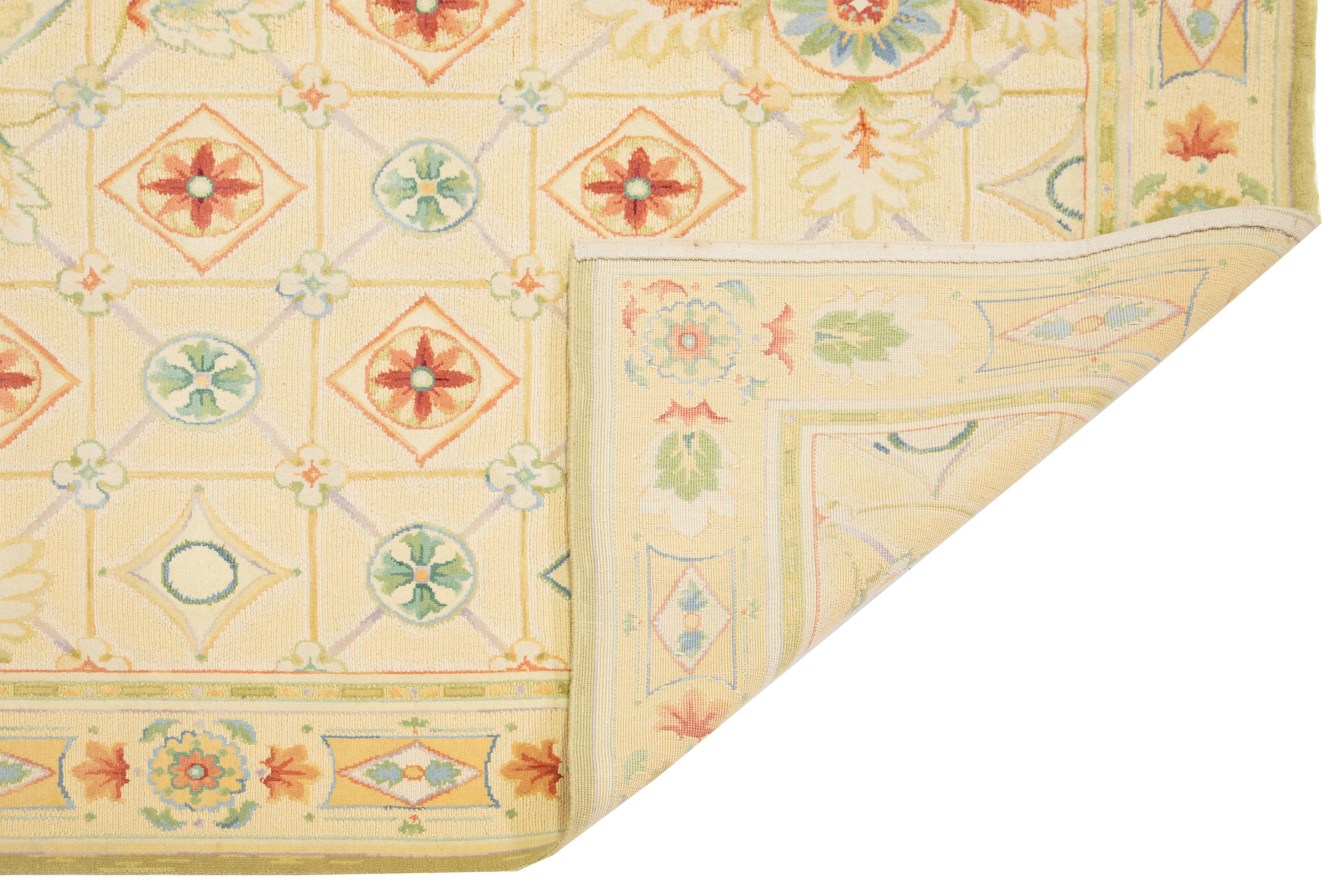 Moderno Tappeto moderno in lana indiana dal design geometrico in beige in vendita