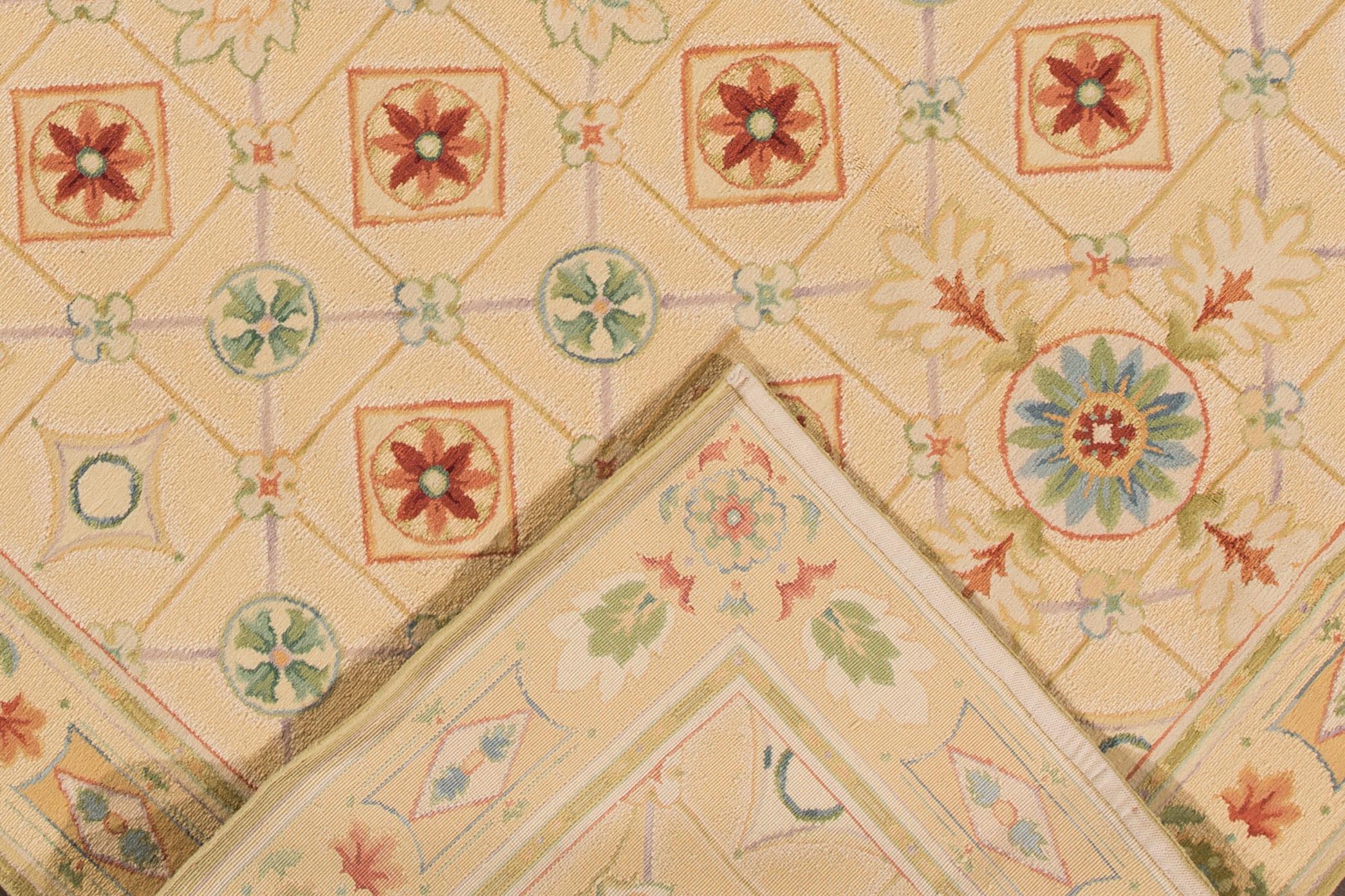 Ein zeitgenössischer indischer Wollteppich aus dem 21. Jahrhundert mit einem beigen Farbfeld. Dieses Stück zeigt komplizierte Details mit schönen grünen, roten und hellbraunen Farben, zusammen mit einem atemberaubenden floralen Motiv Design. Es wäre