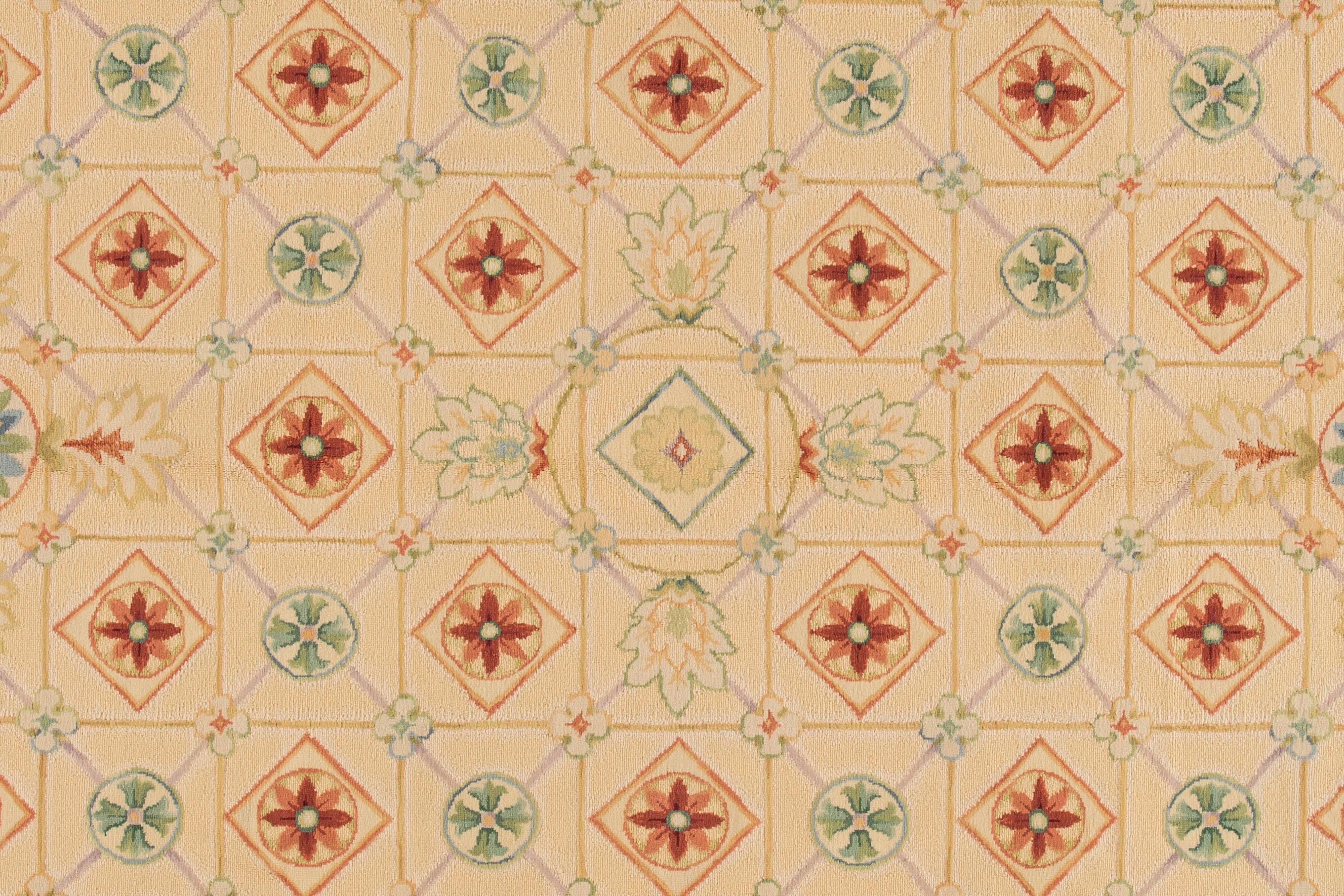 Moderner geometrisch gestalteter indischer Wollteppich in Beige, modern (Indisch) im Angebot