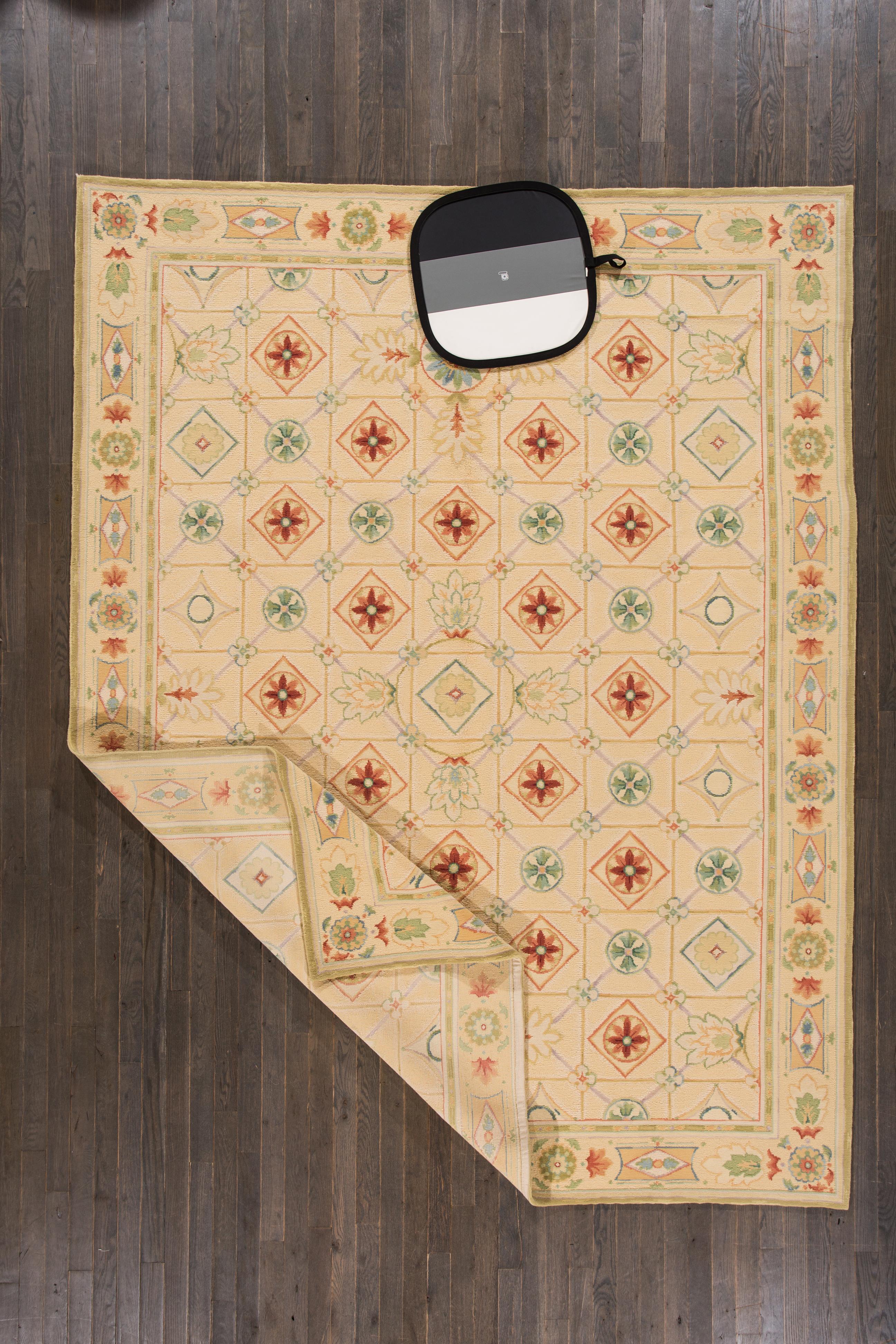 Moderner geometrisch gestalteter indischer Wollteppich in Beige, modern (Wolle) im Angebot