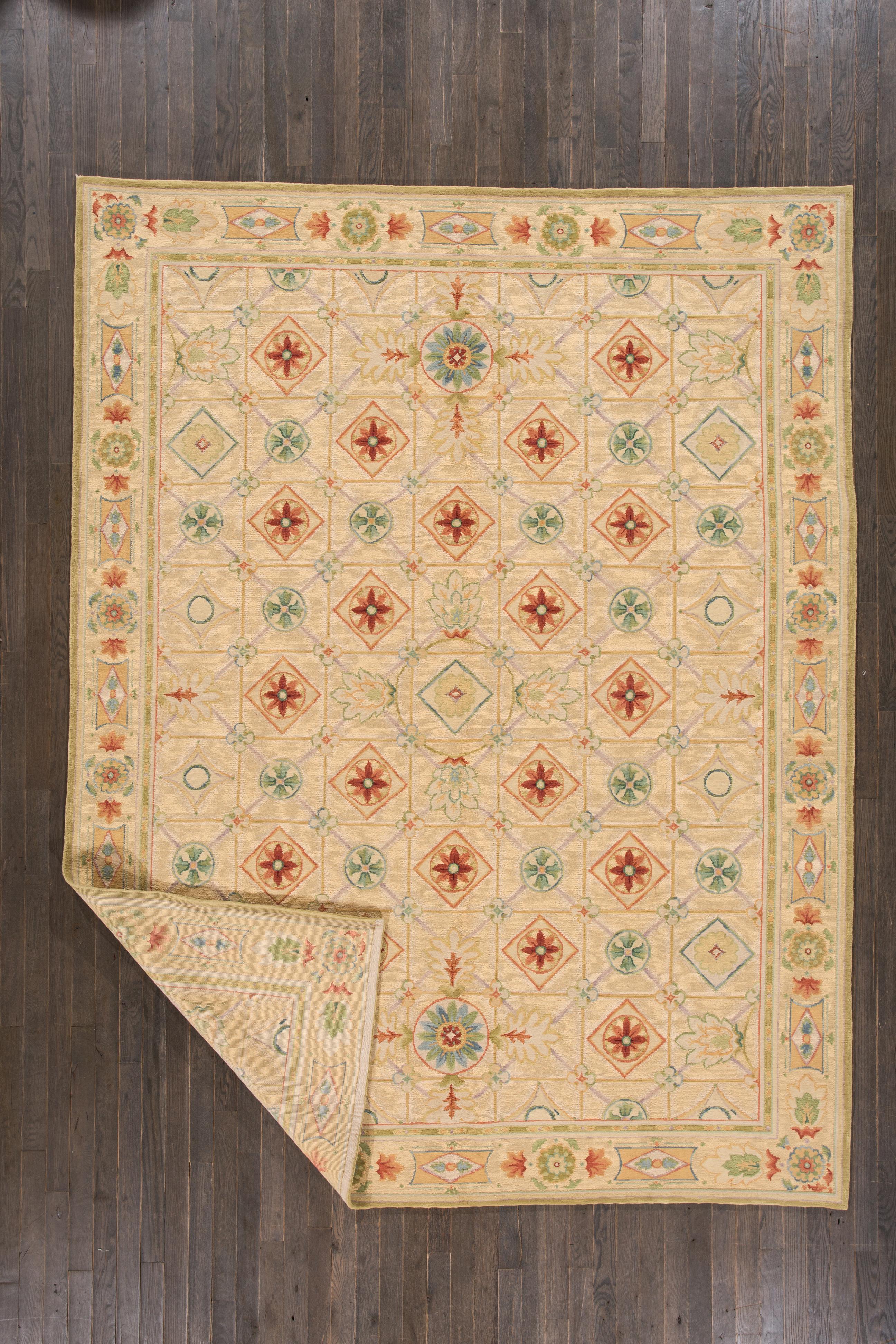 Moderner geometrisch gestalteter indischer Wollteppich in Beige, modern im Angebot 1
