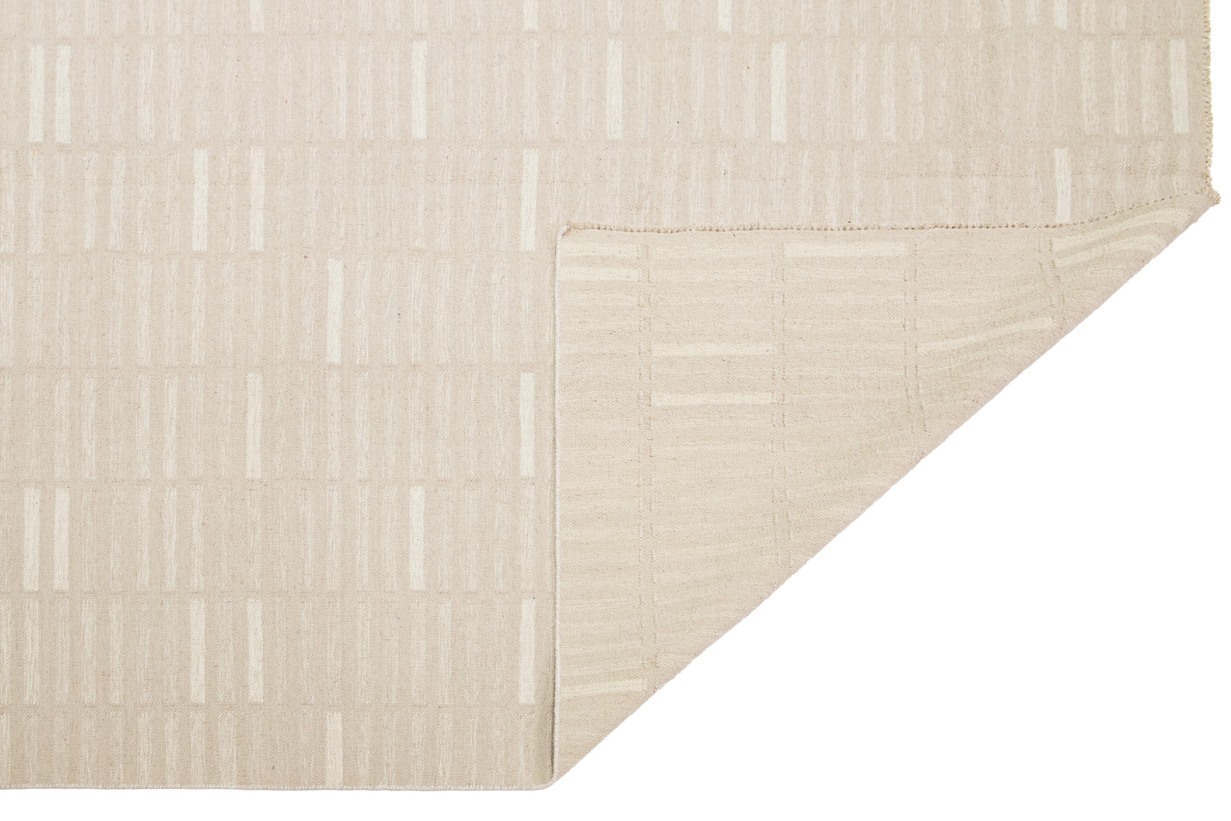 Organico moderno Design moderno e geometrico  Rug & Kilim a trama piatta in lana beige in vendita