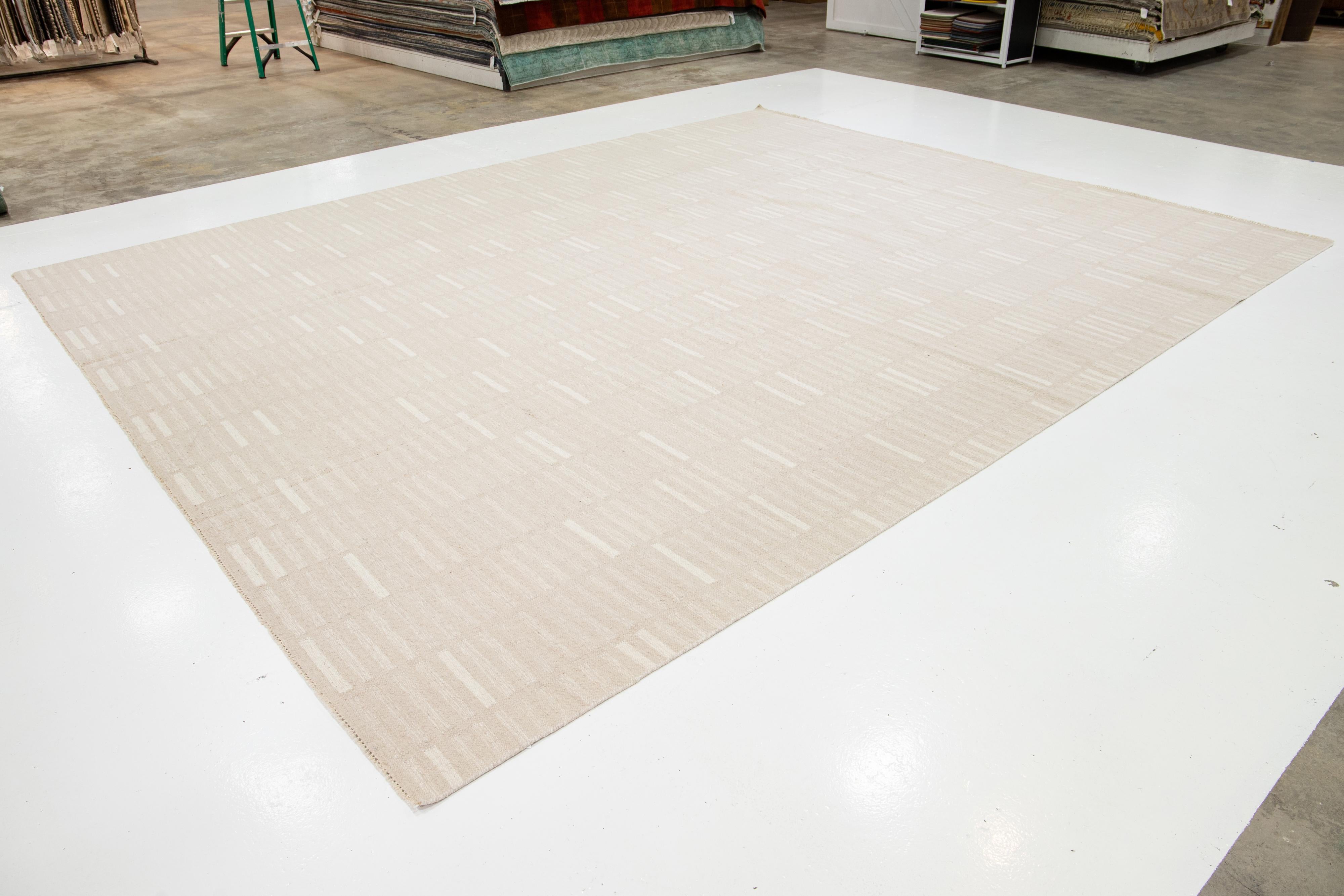 Indiano Design moderno e geometrico  Rug & Kilim a trama piatta in lana beige in vendita
